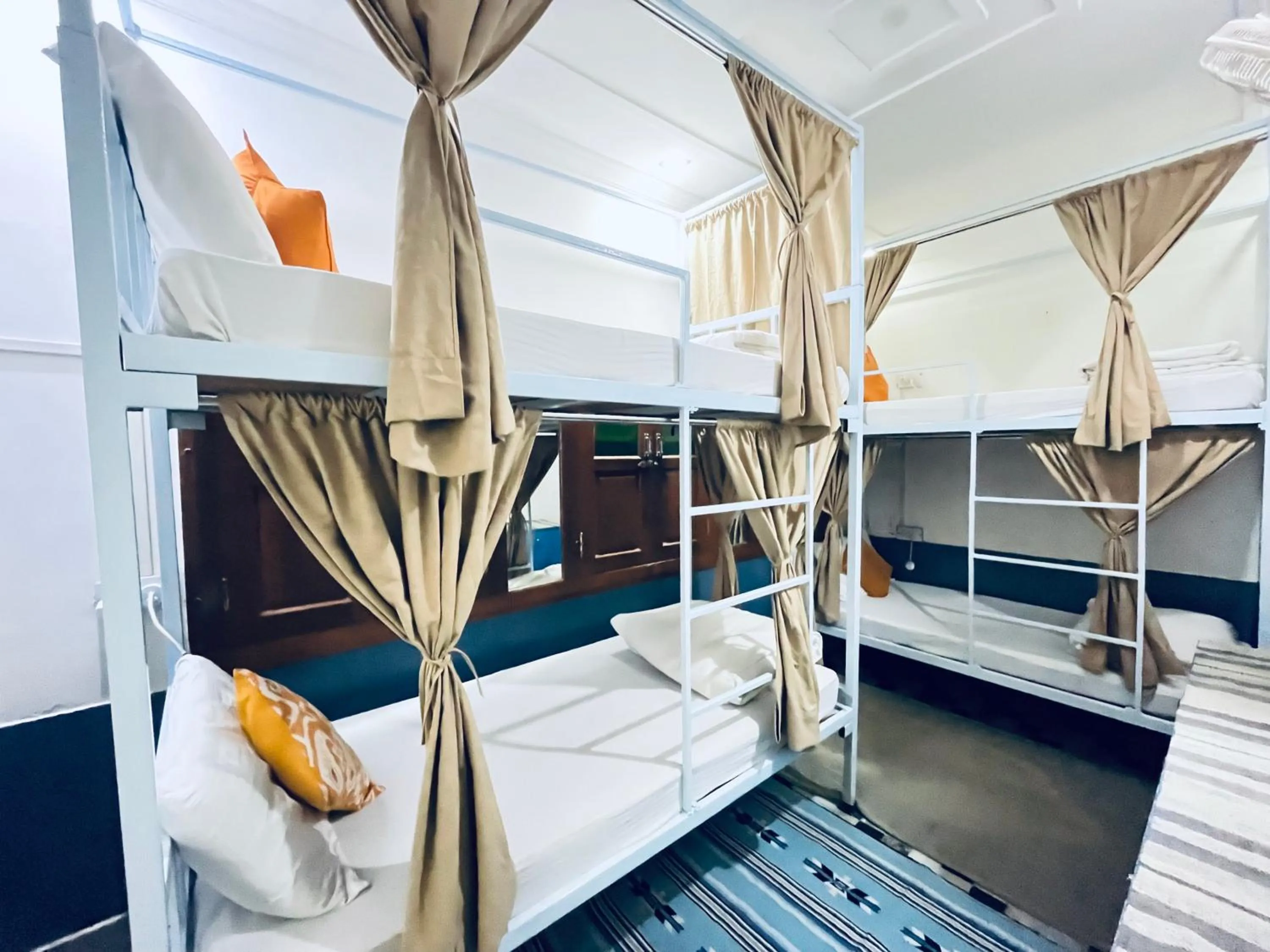 Bed in Jaisalmer Hostel Crowd