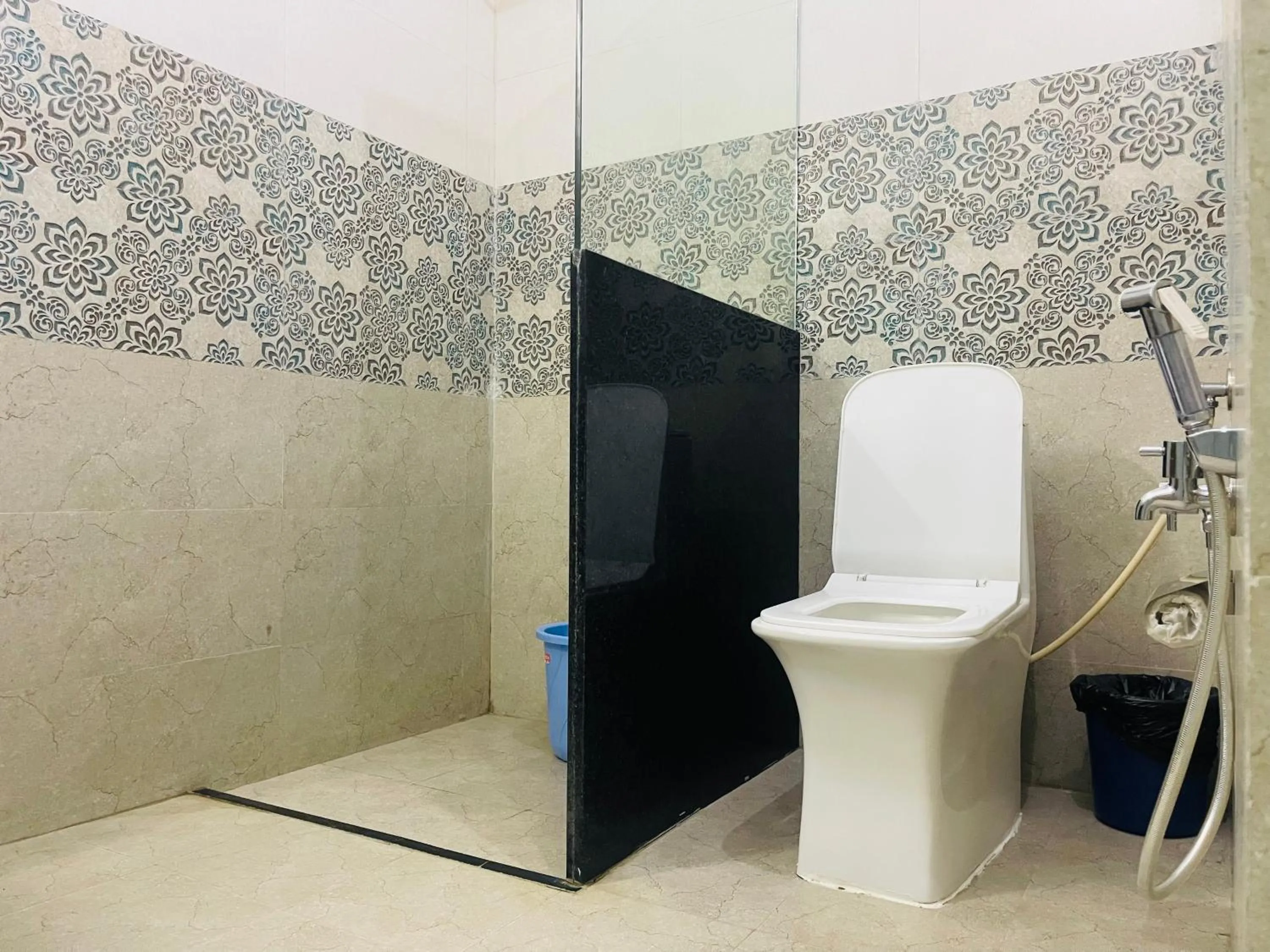 Shower in Jaisalmer Hostel Crowd