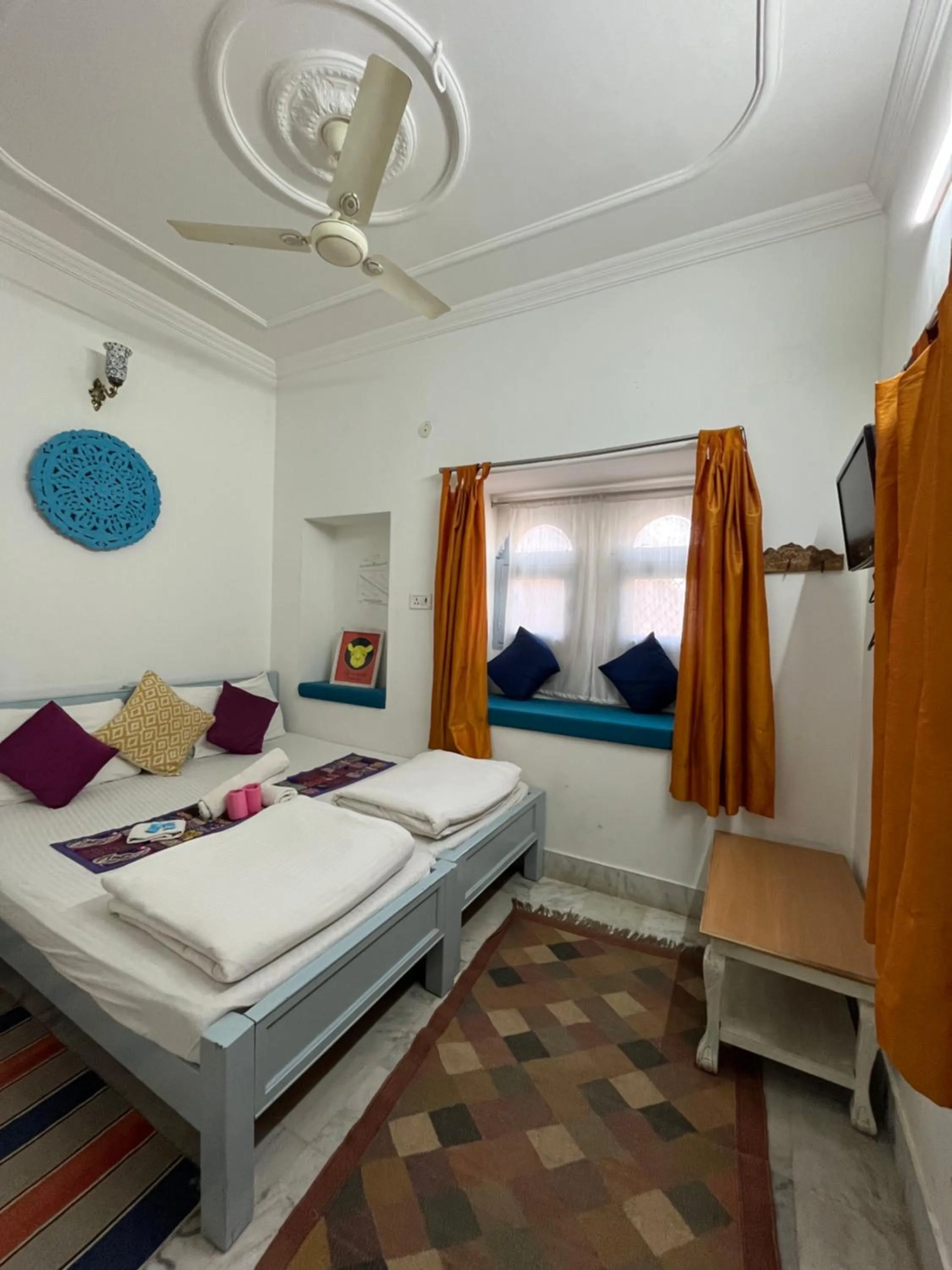 Bed in Jaisalmer Hostel Crowd