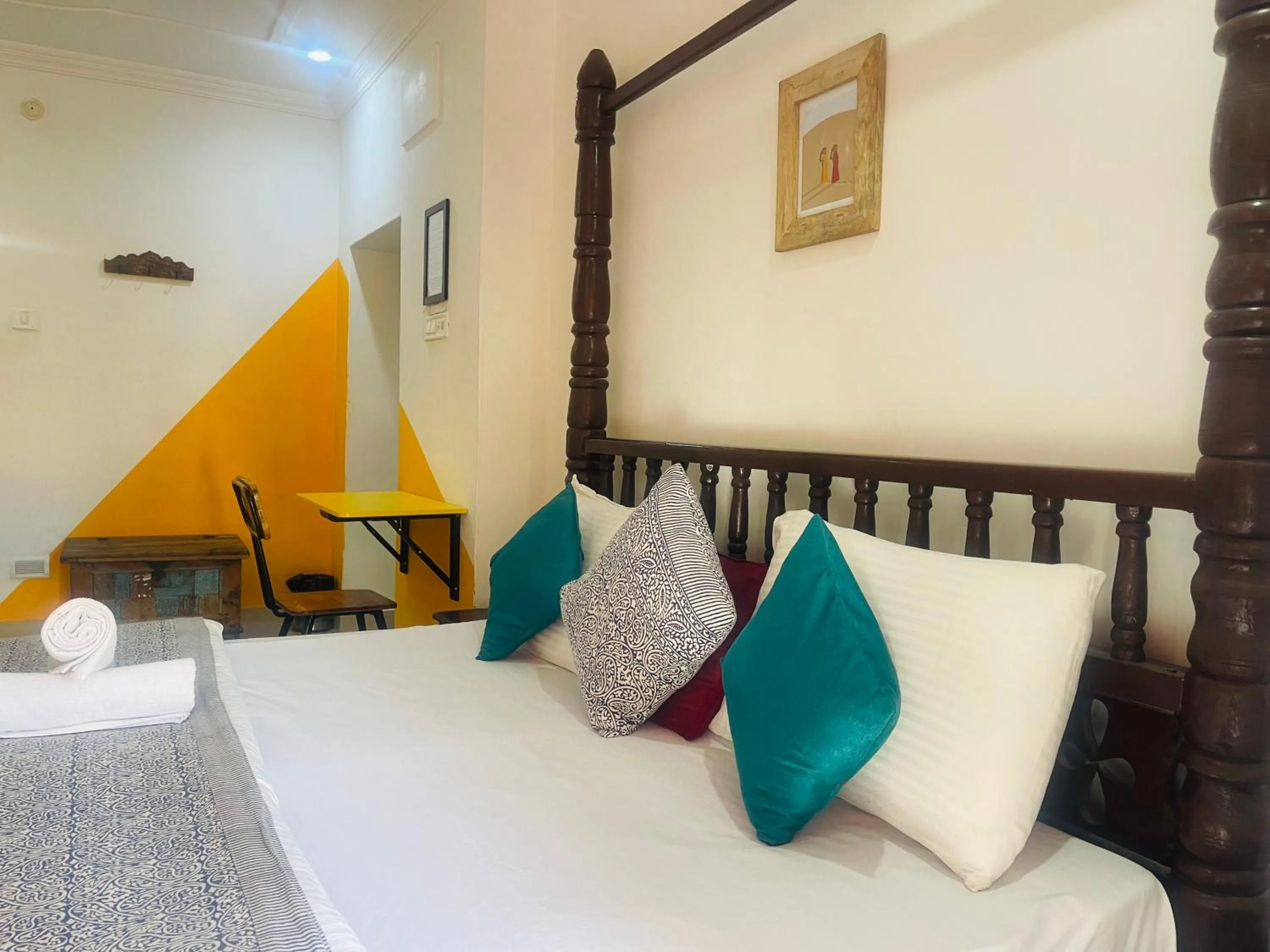 Bed in Jaisalmer Hostel Crowd