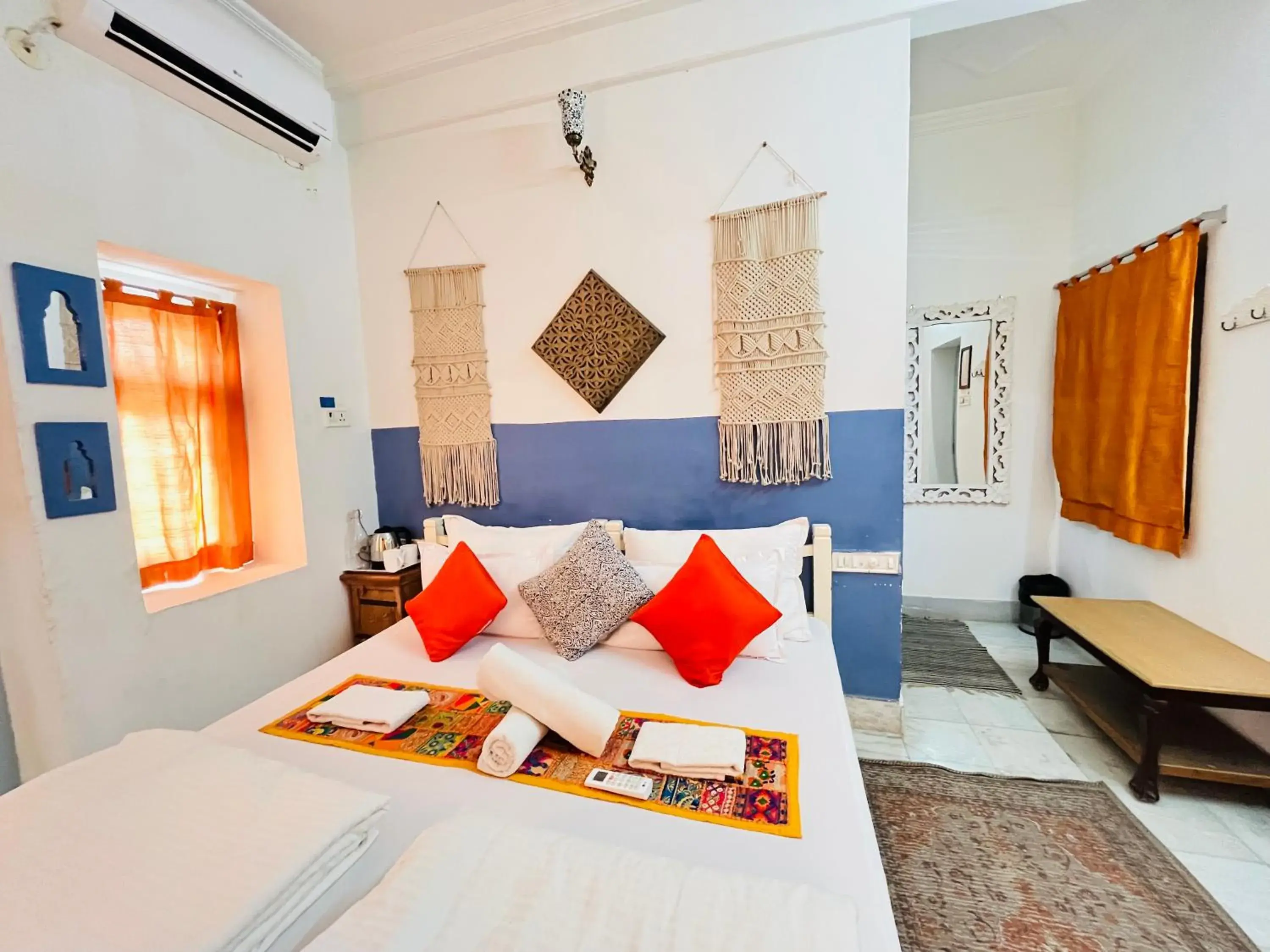 Deluxe Double or Twin Room in Jaisalmer Hostel Crowd Deluxe Double or Twin Room in Jaisalmer Hostel Crowd