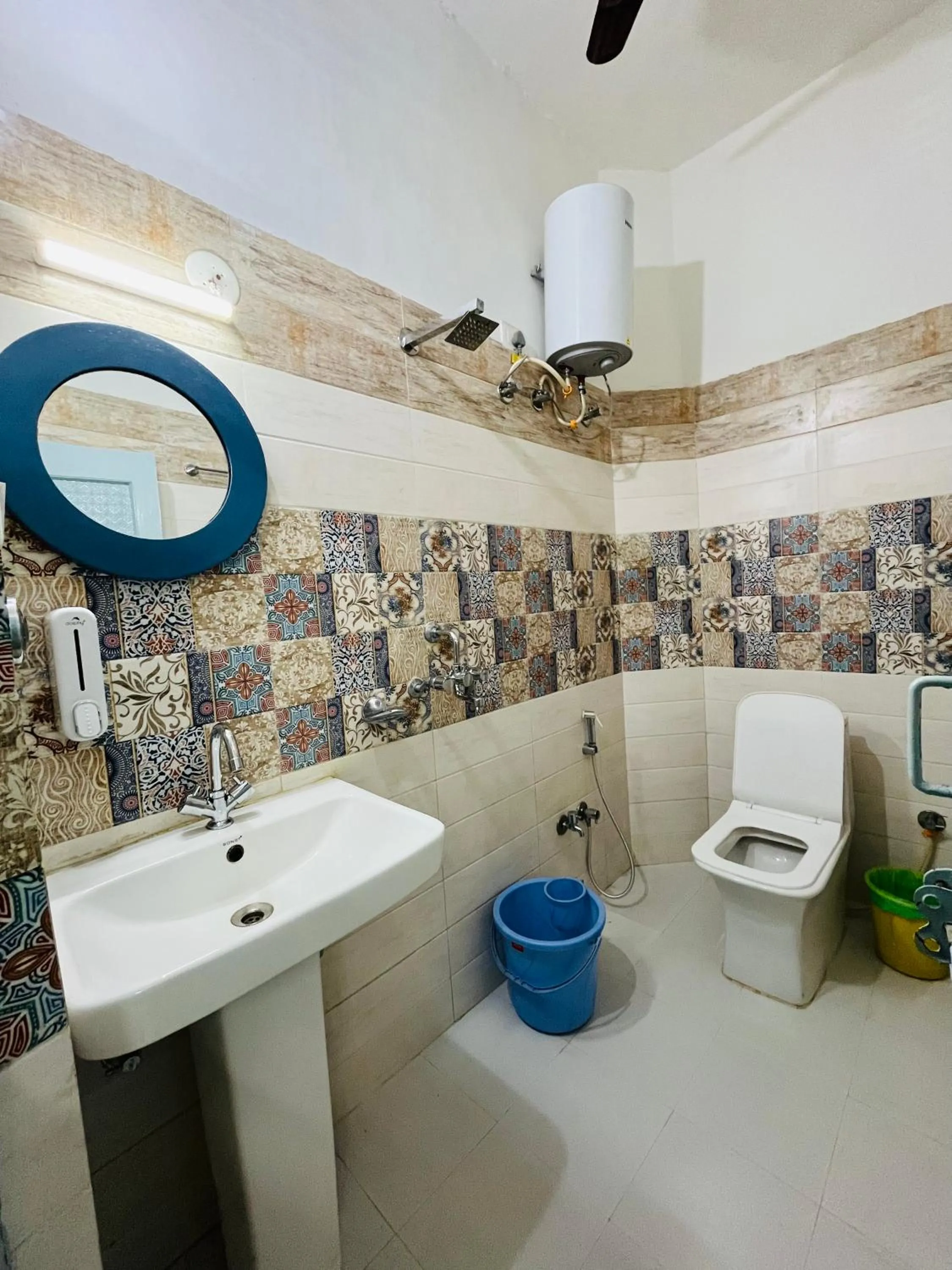 Shower in Jaisalmer Hostel Crowd