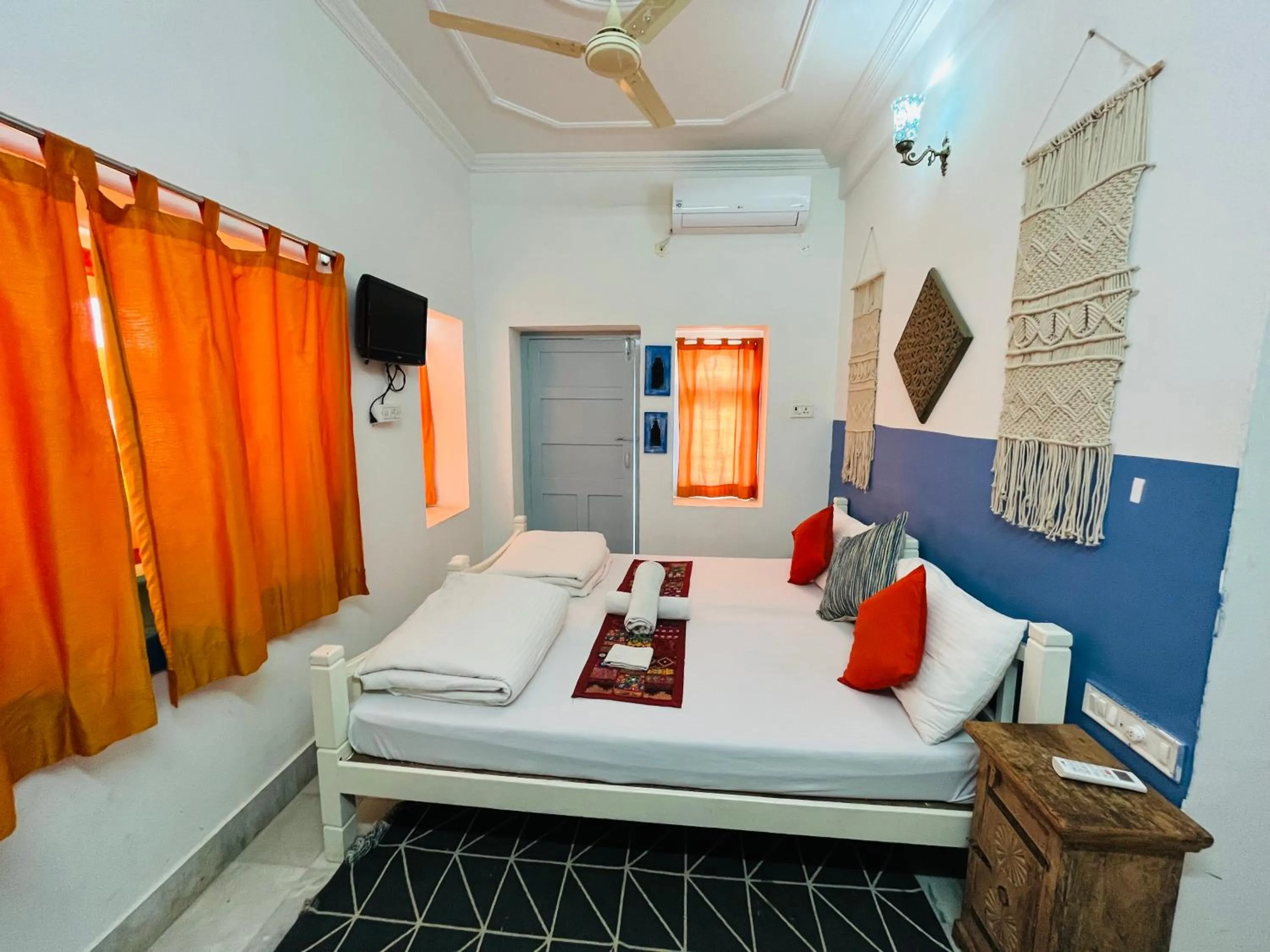Bed in Jaisalmer Hostel Crowd