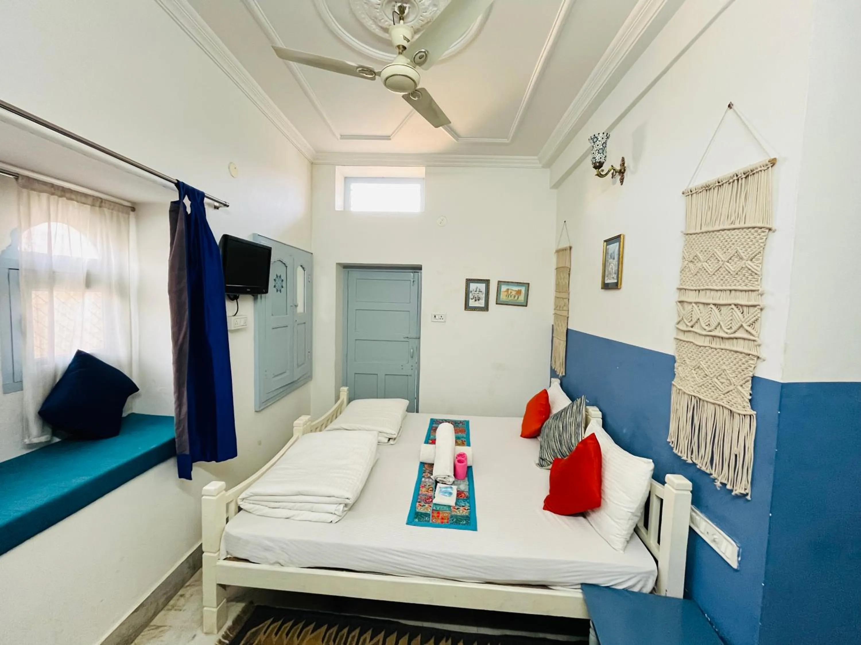 Bed in Jaisalmer Hostel Crowd