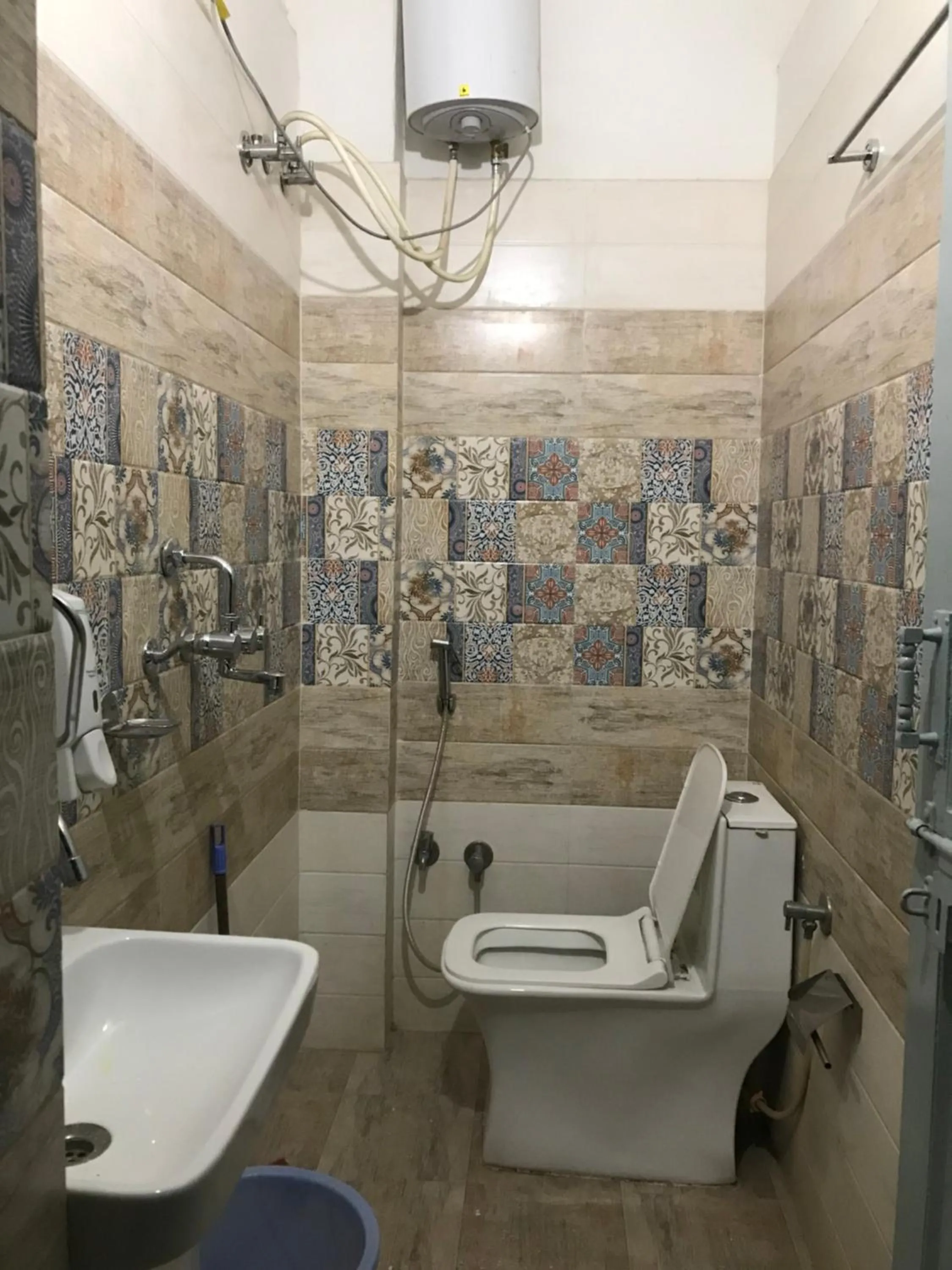 Shower in Jaisalmer Hostel Crowd