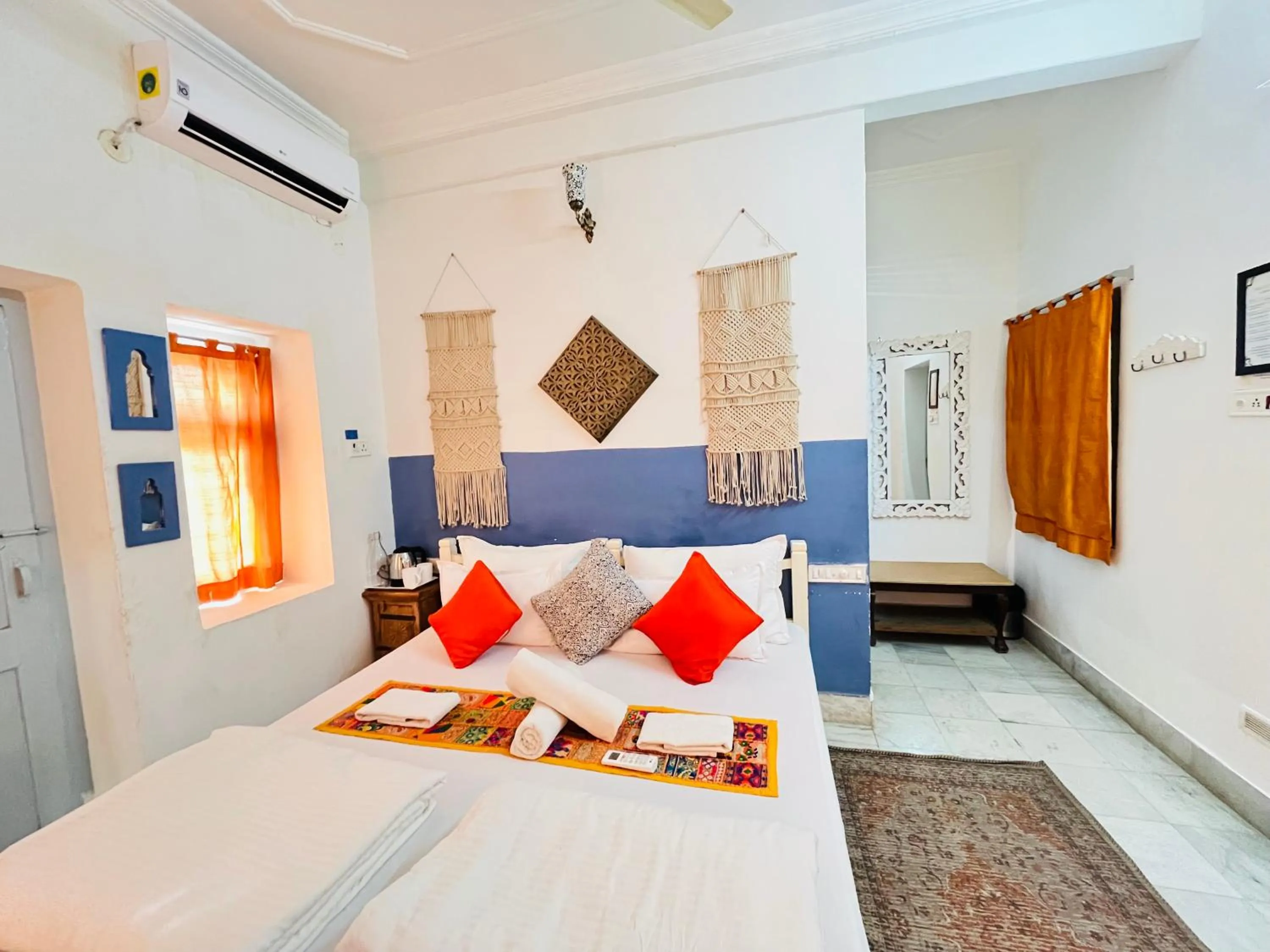 Bed in Jaisalmer Hostel Crowd