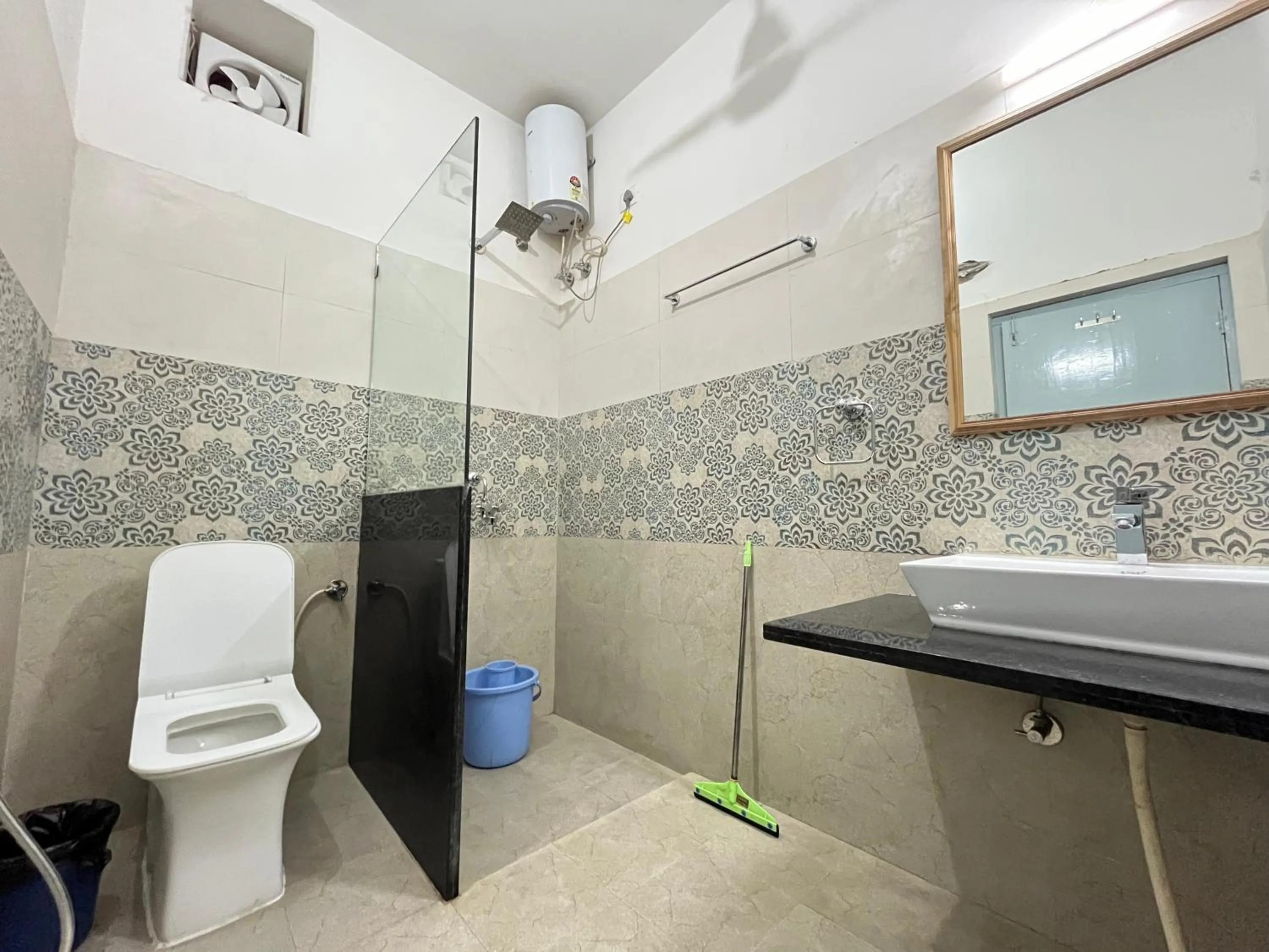 Shower in Jaisalmer Hostel Crowd