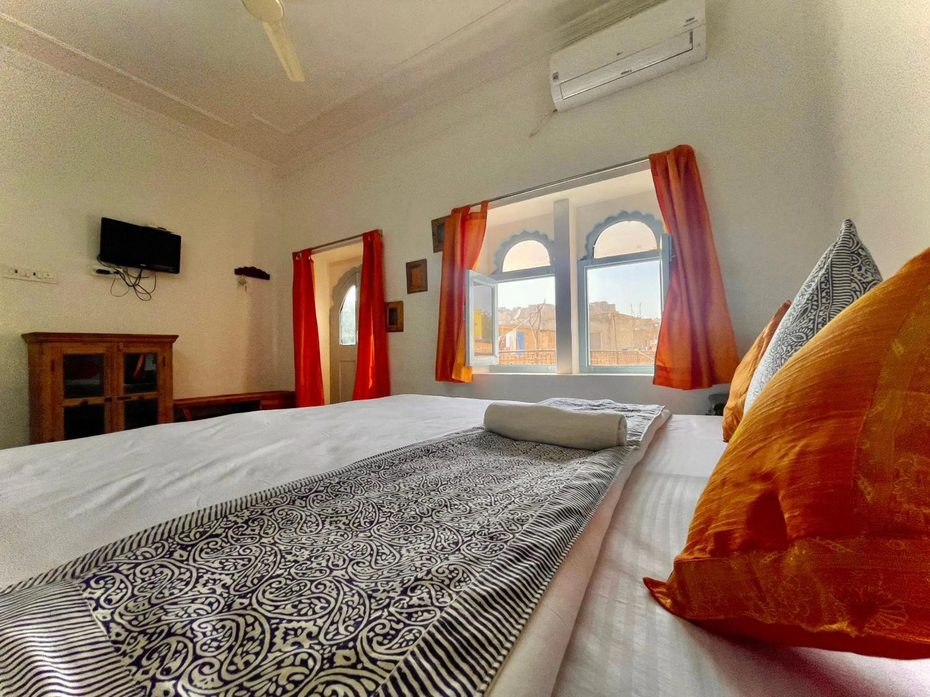 Bed in Jaisalmer Hostel Crowd