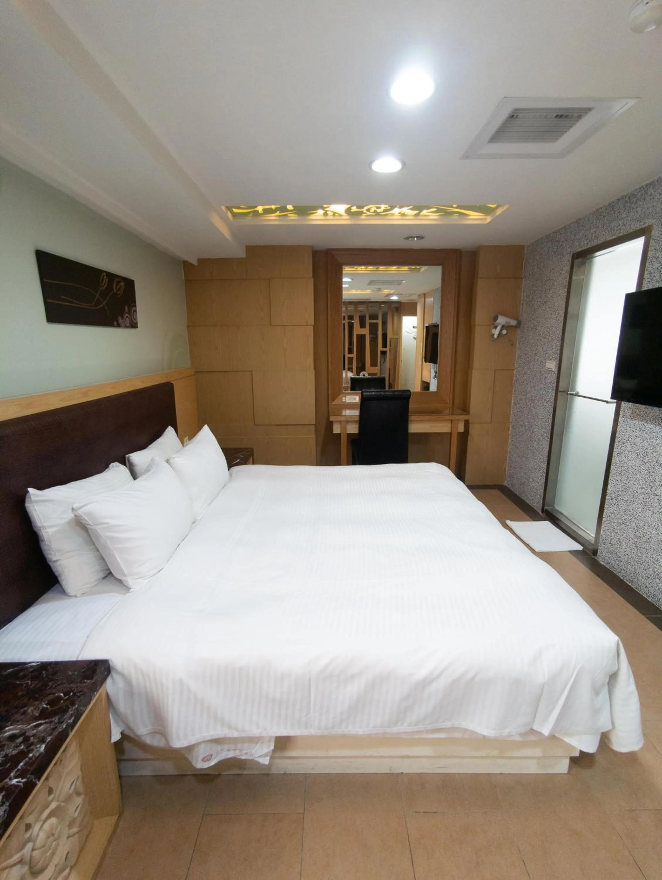 Bed in Beethoven Express Hotel