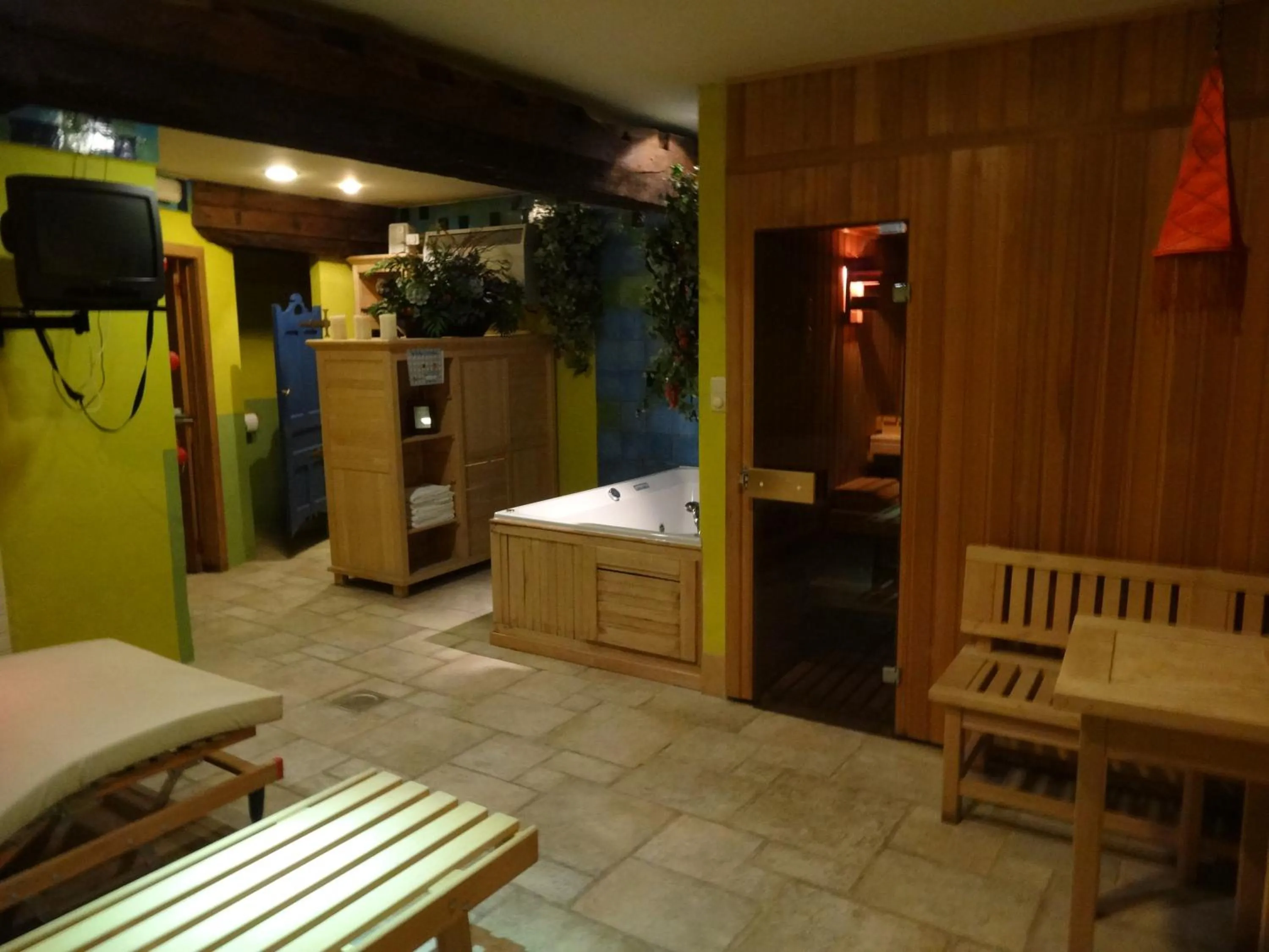 Hot Tub, Bed in Hotel Salvators