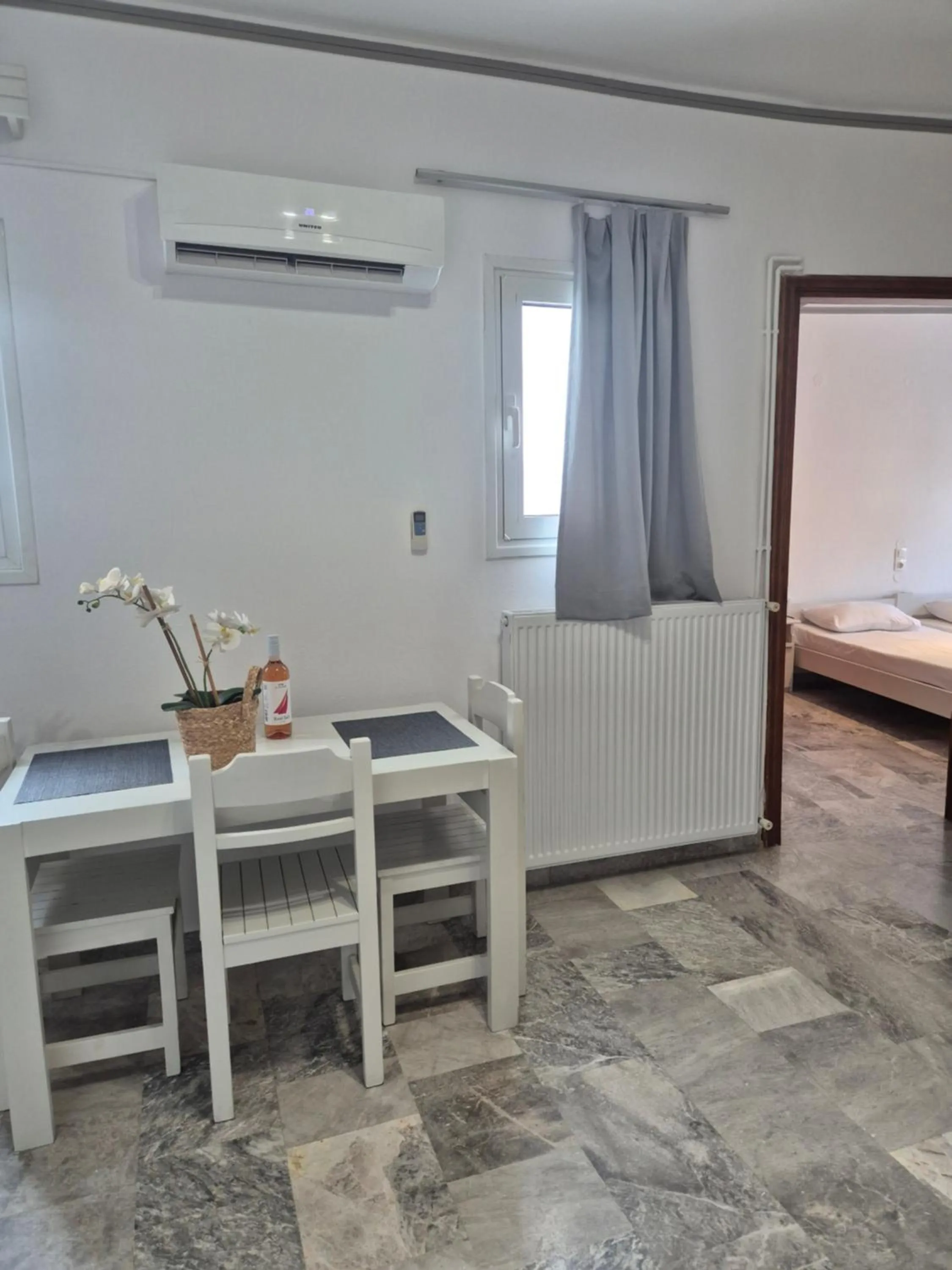 Dining area, Bed in Varmy