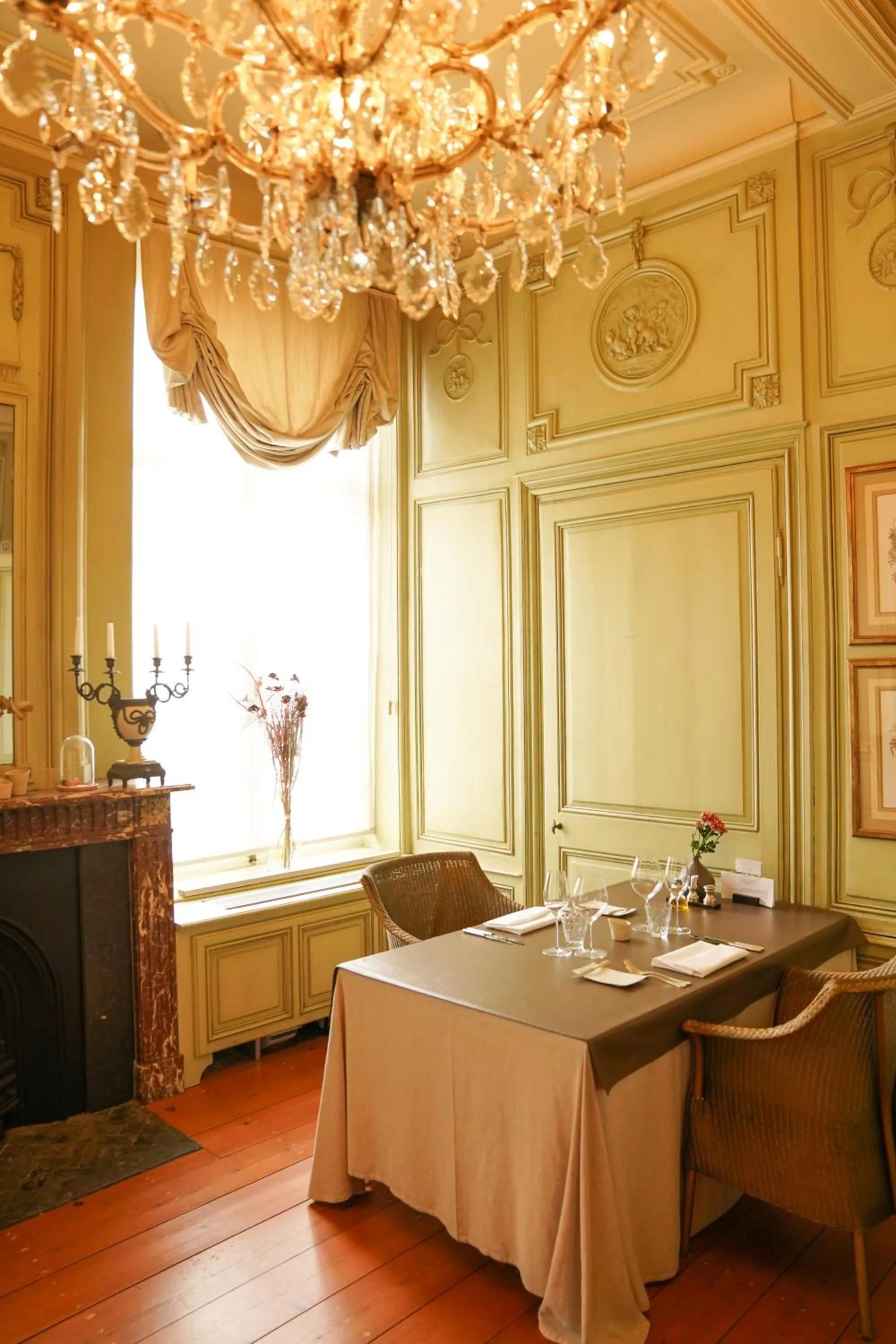 Restaurant/places to eat in Hotel Recour