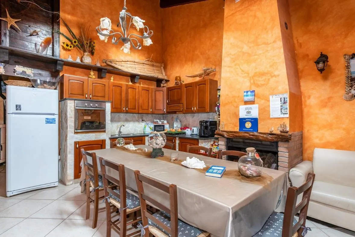 Kitchen or kitchenette in Affittacamere Shardana