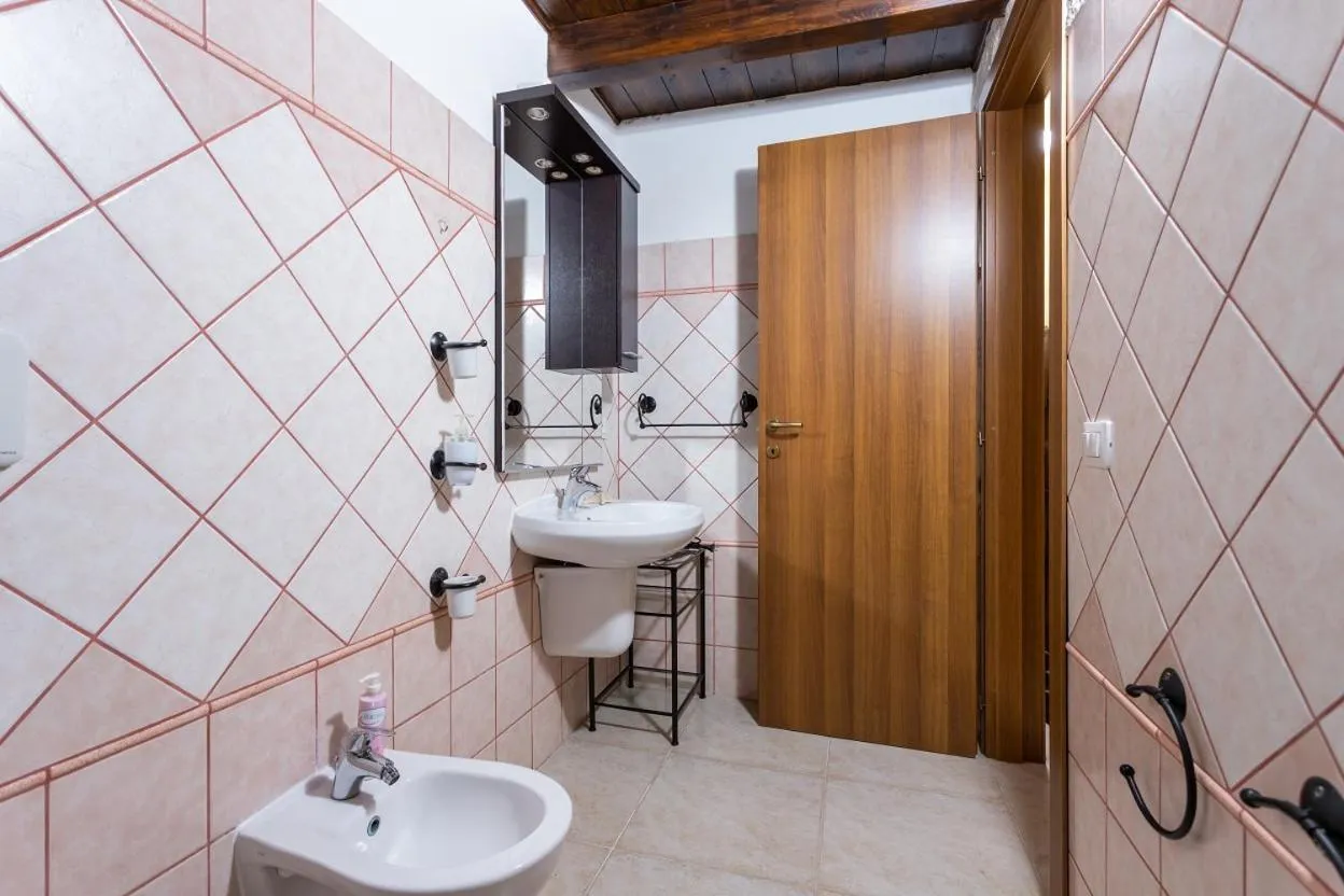 Bathroom in Affittacamere Shardana