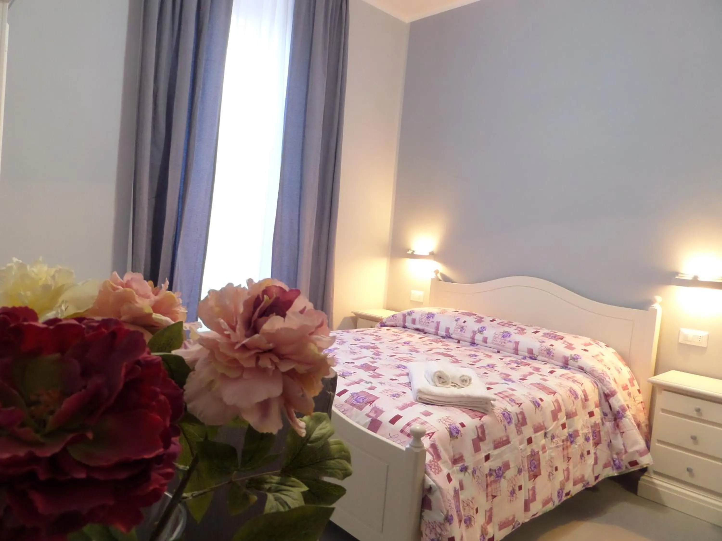 Photo of the whole room, Bed in 325 Rooms ai Fori