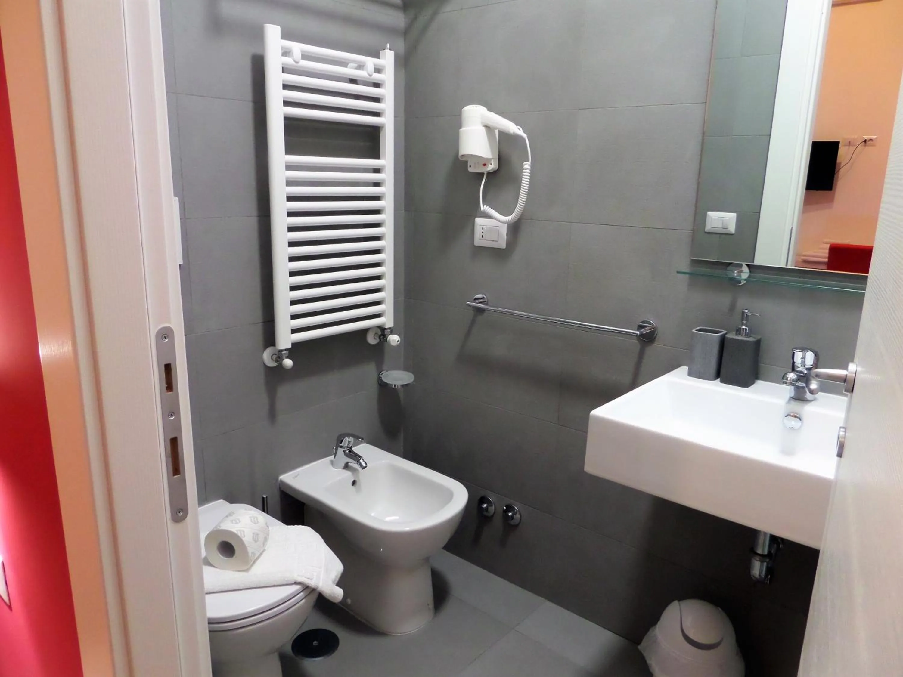 Shower in 325 Rooms ai Fori