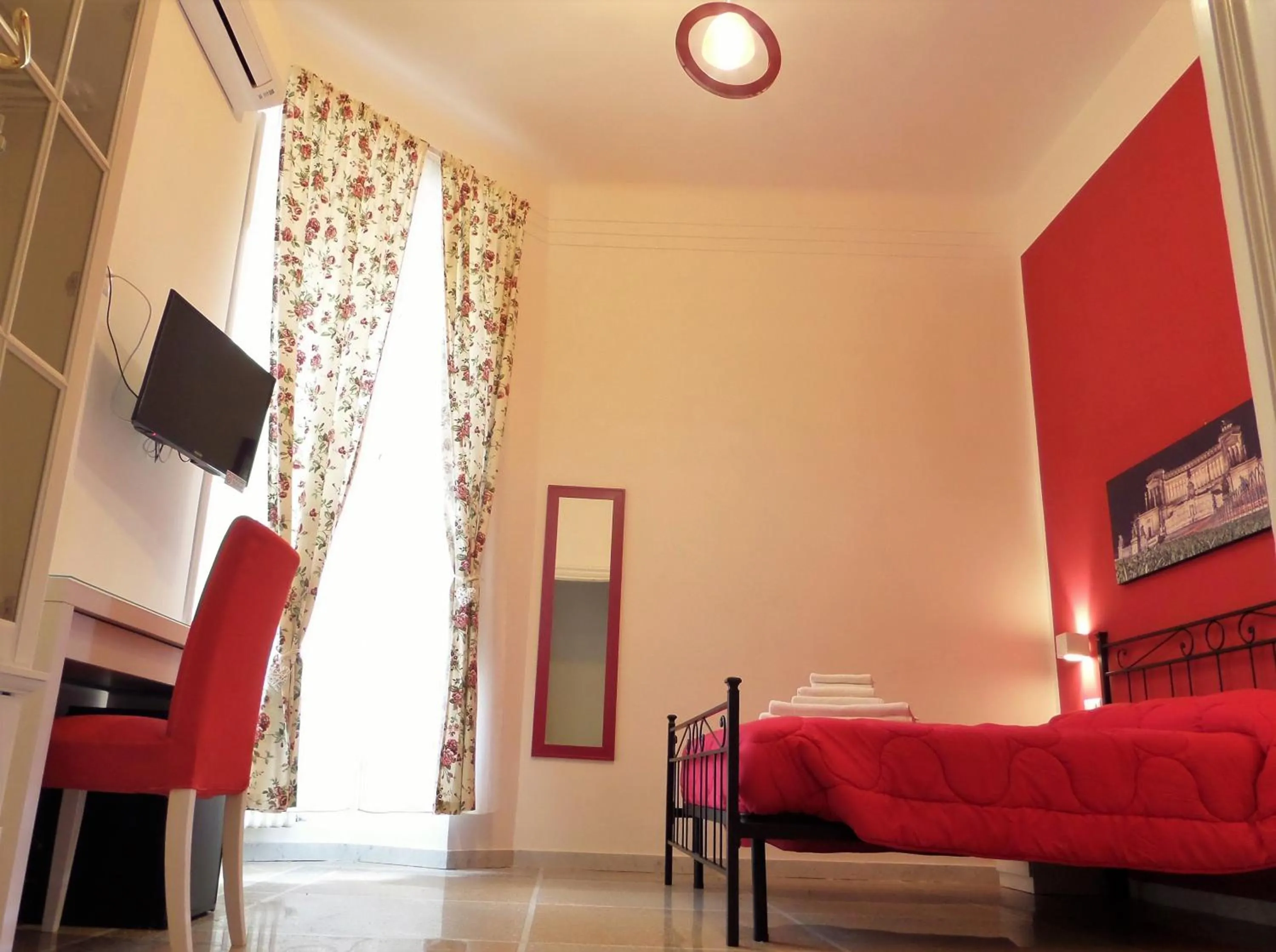 TV and multimedia, Bed in 325 Rooms ai Fori