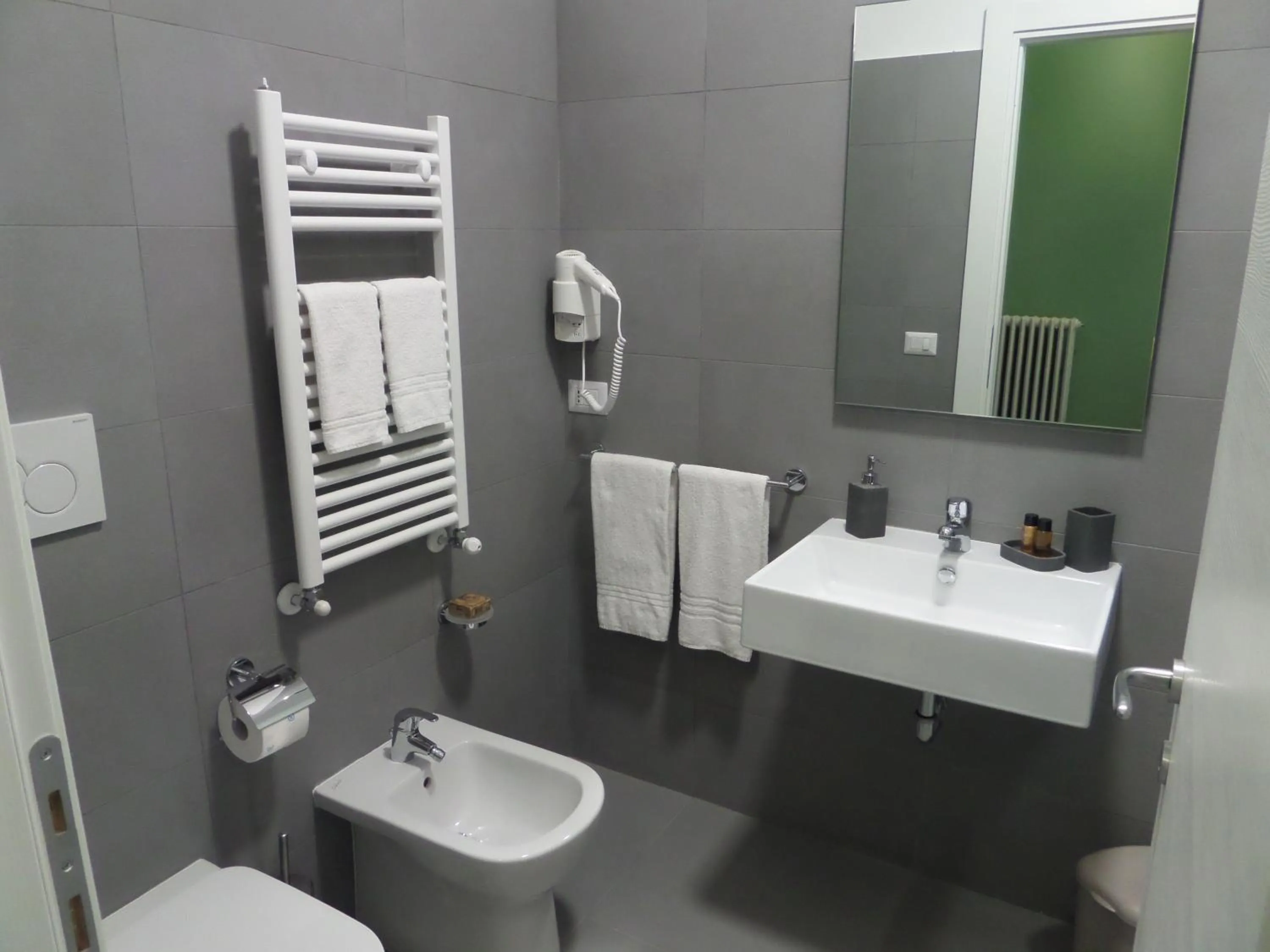 Shower in 325 Rooms ai Fori