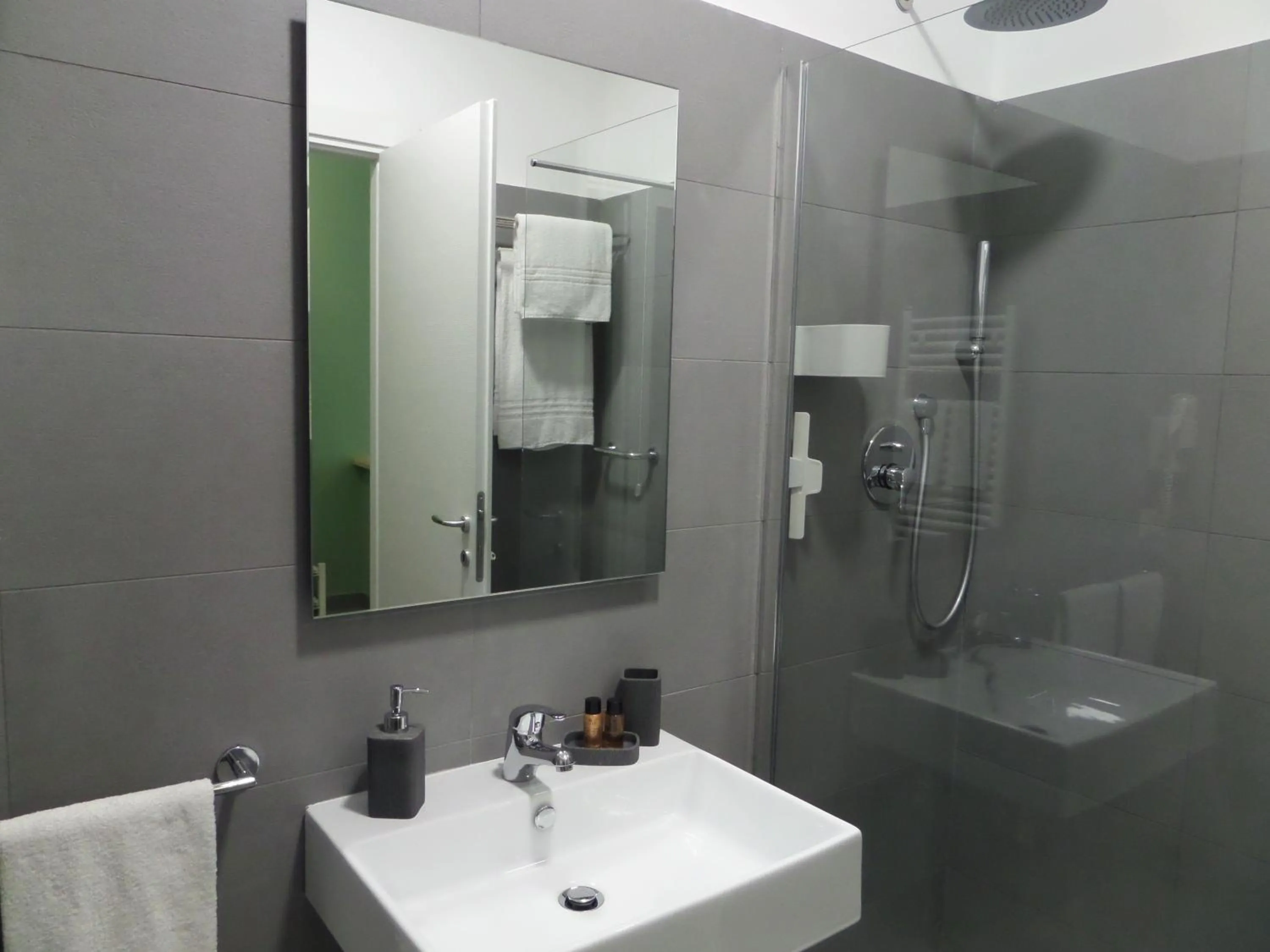 Shower in 325 Rooms ai Fori