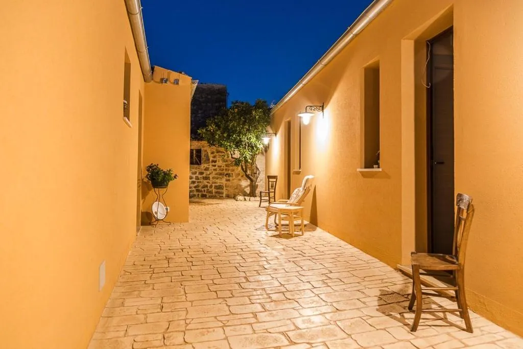 Abbraccio del Carrubo