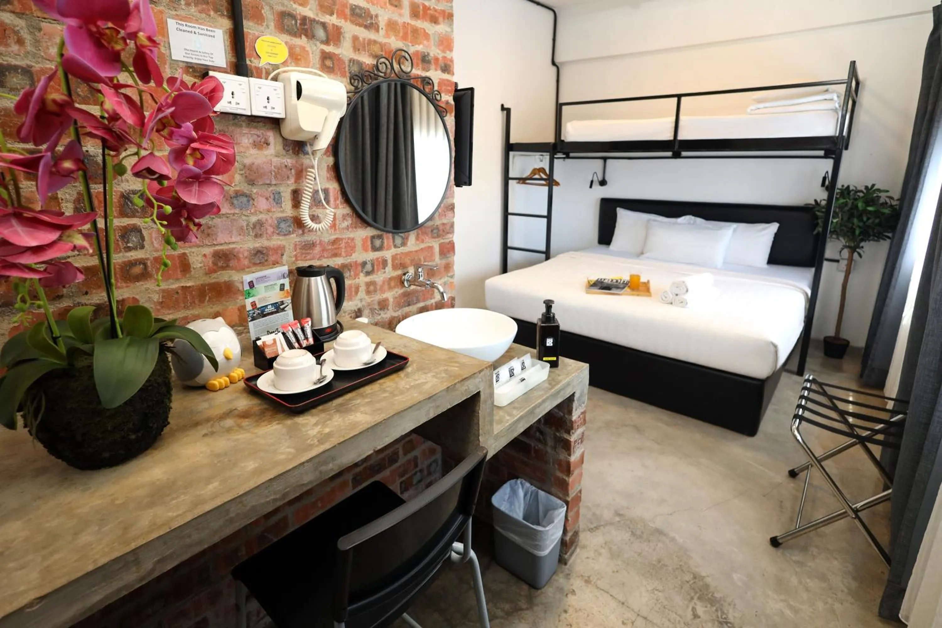 Photo of the whole room, Bed in Suite 18 Boutique Hotel