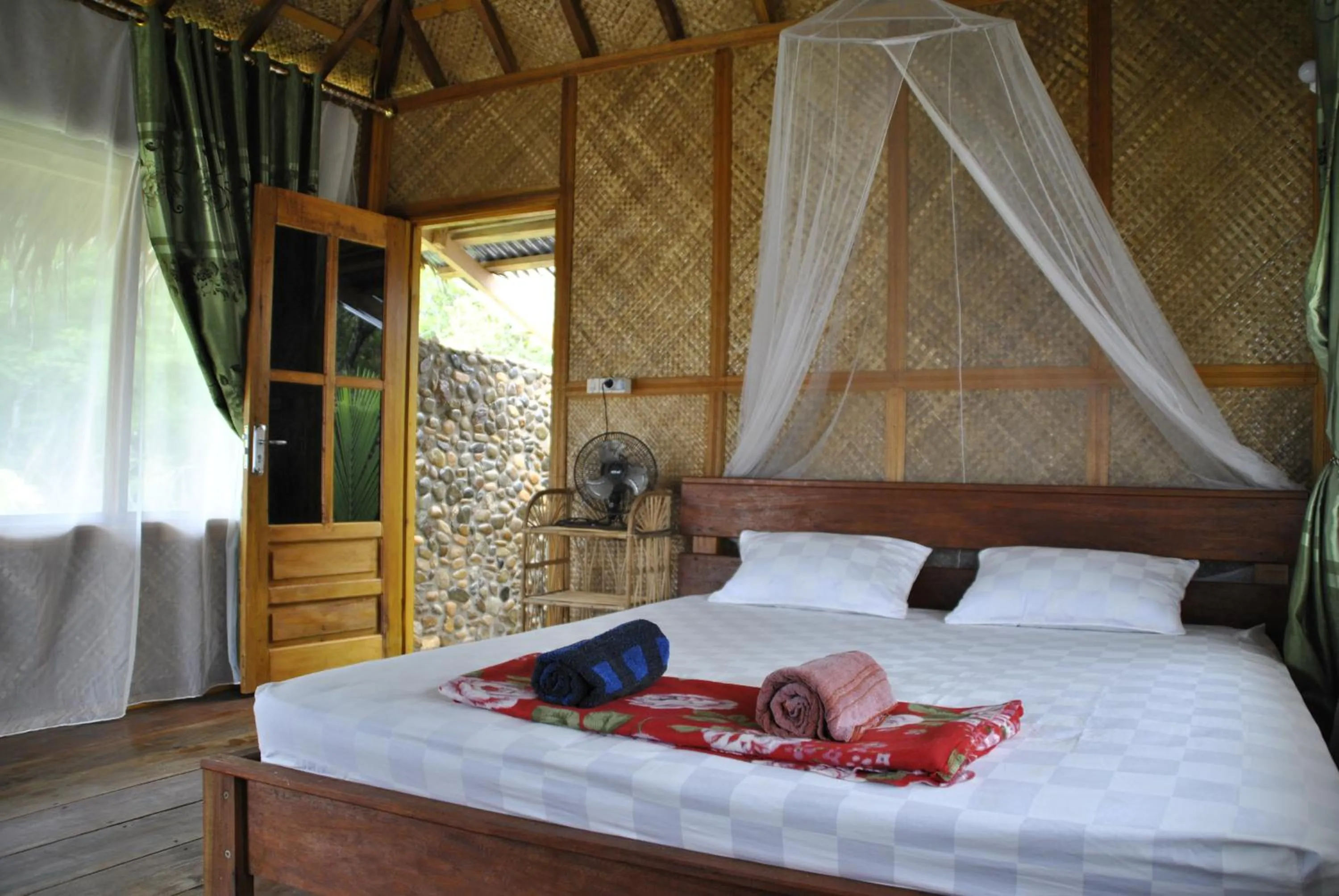 Photo of the whole room, Bed in Ricky's Beach House