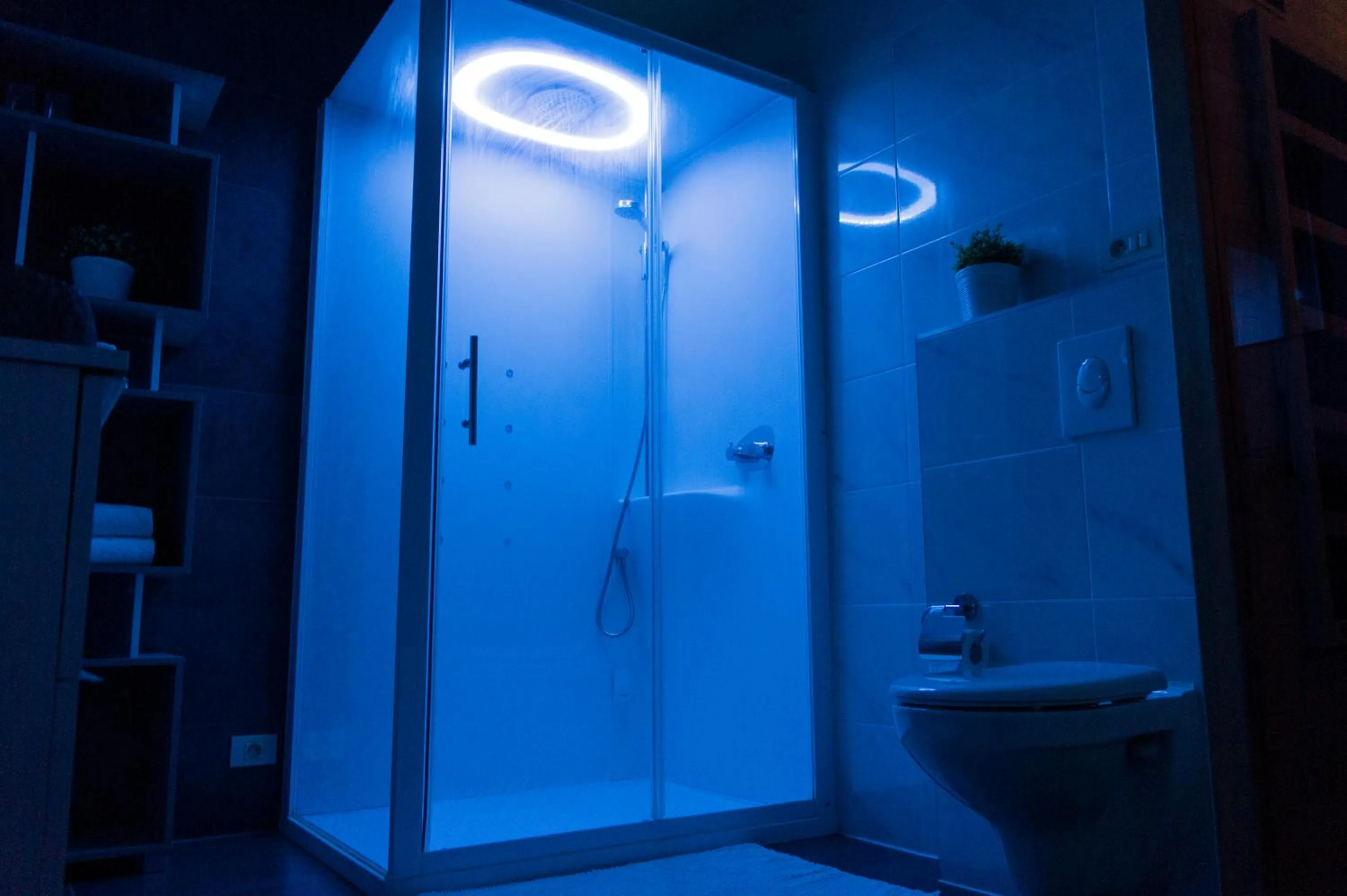 Shower in Hotel Adoma