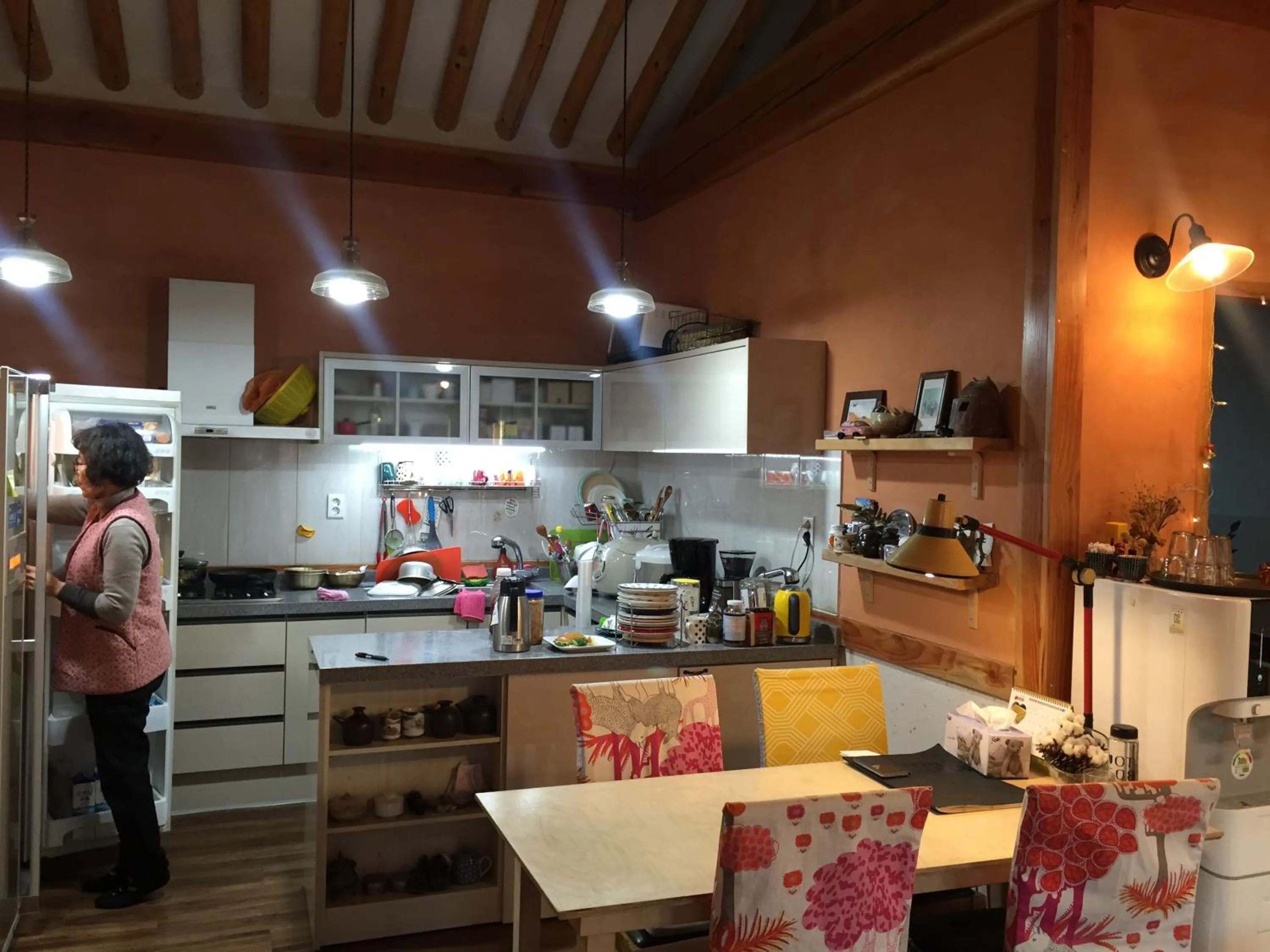 Communal kitchen in Dorandoran Guesthouse