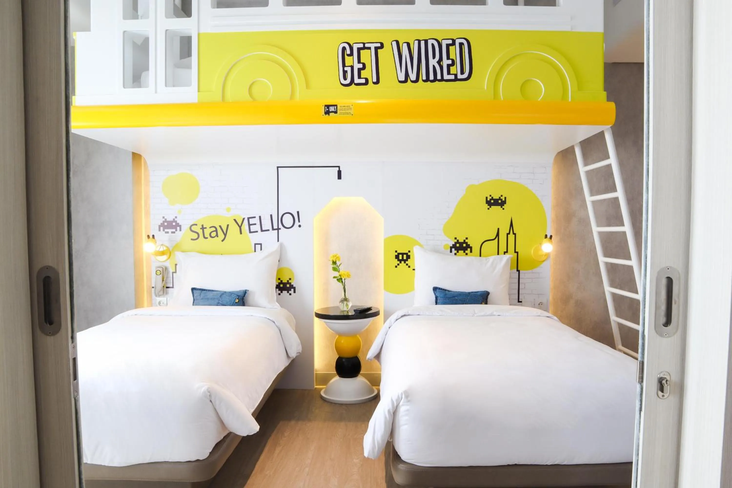 Bed in YELLO Hotel Harmoni