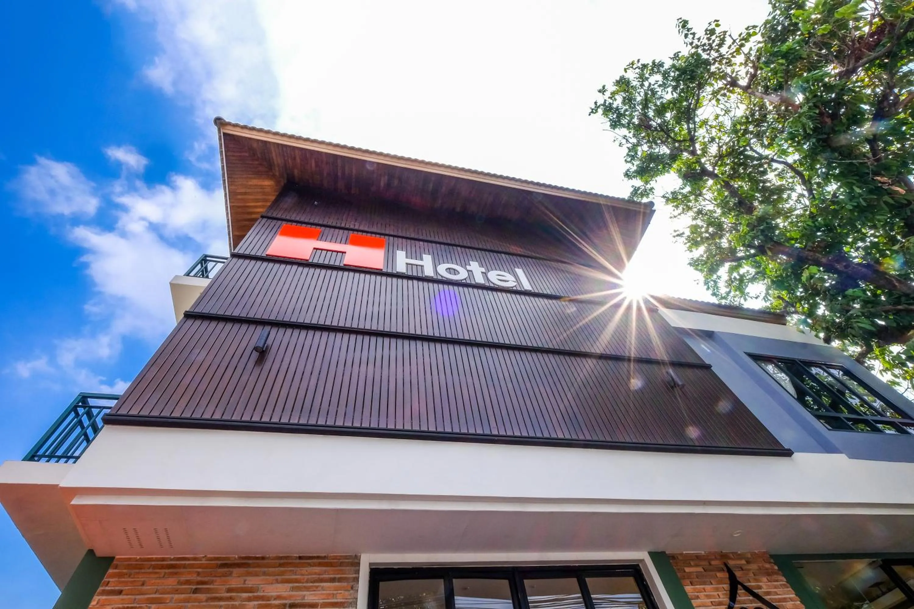 Facade/entrance in H Hotel Phrasing