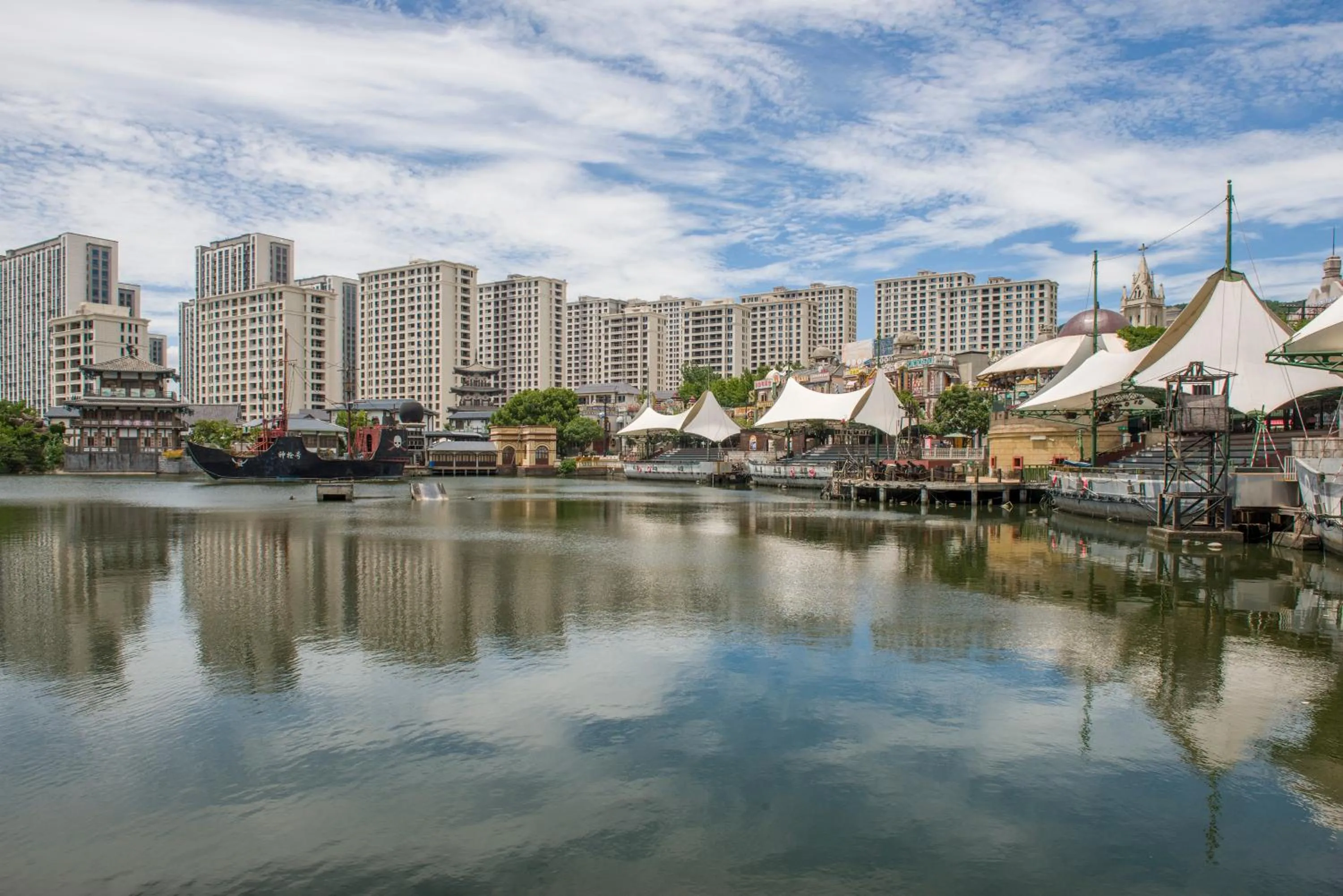 Property building in Yiwu Baide Theme Hotel