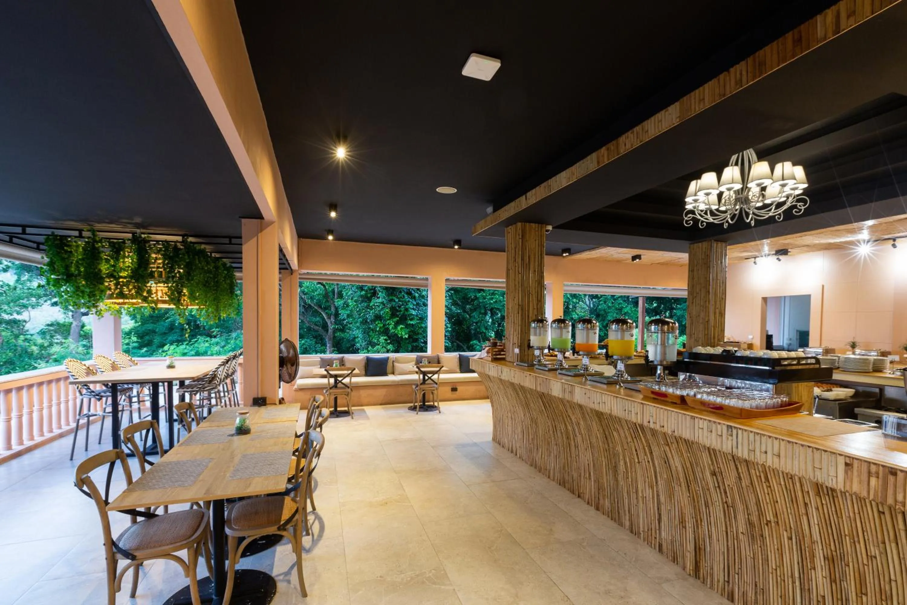 Restaurant/places to eat in Amala Grand Bleu Resort Hilltops - SHA