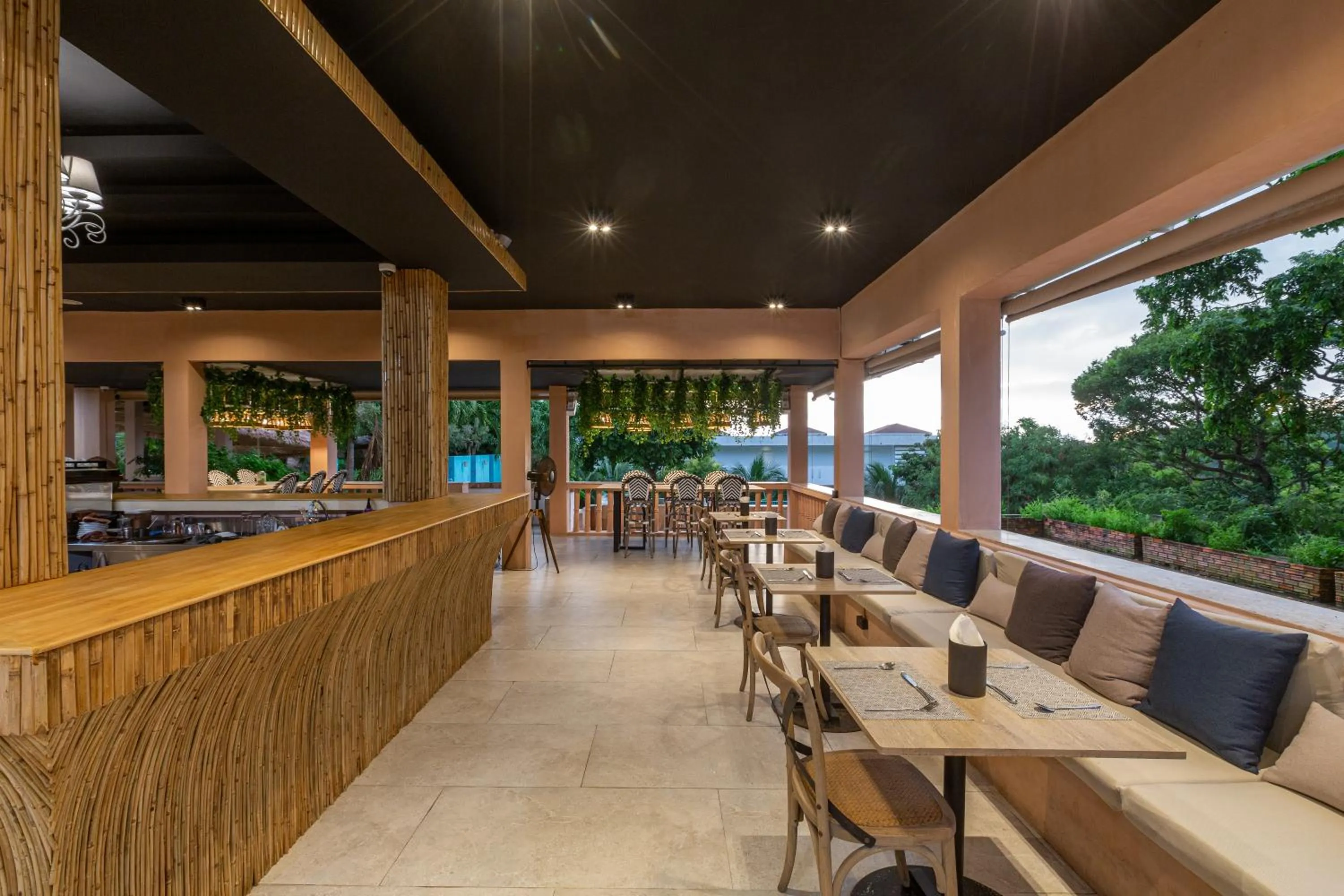 Restaurant/places to eat in Amala Grand Bleu Resort Hilltops - SHA