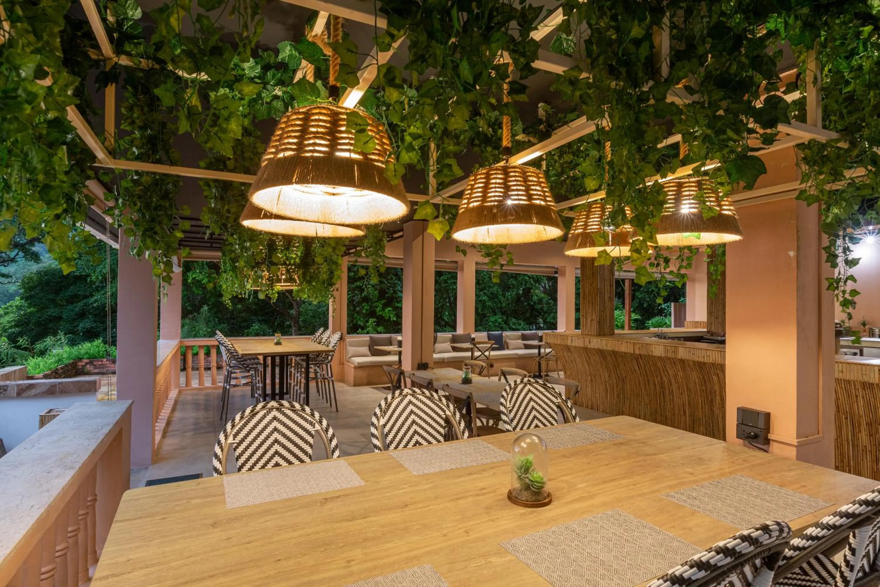 Restaurant/places to eat in Amala Grand Bleu Resort Hilltops - SHA