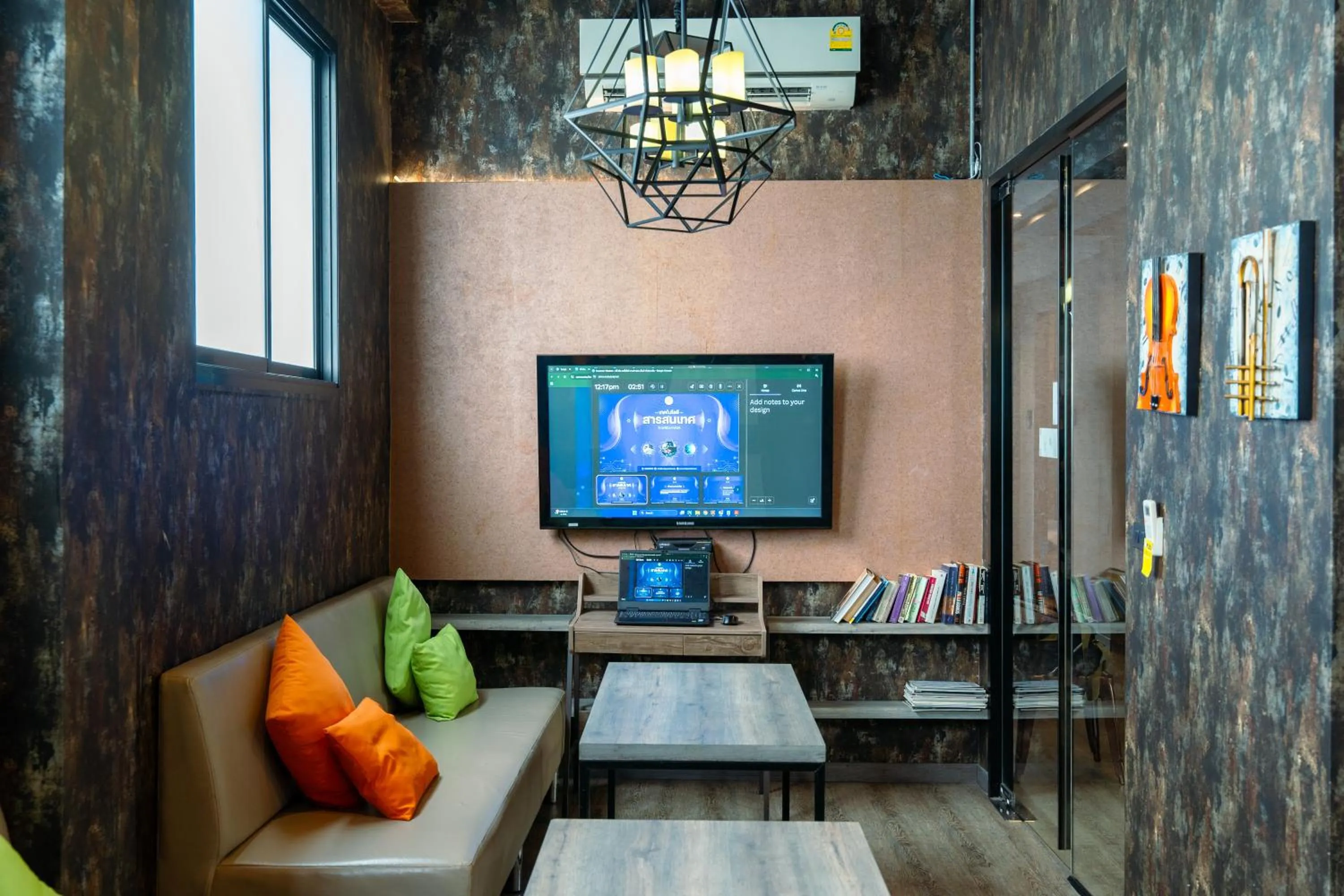 Communal lounge/ TV room in The Printing House Poshtel