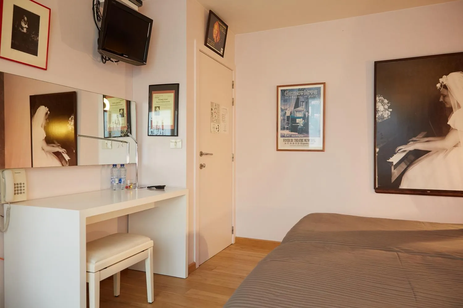 Photo of the whole room, Bed in Focus Hotel