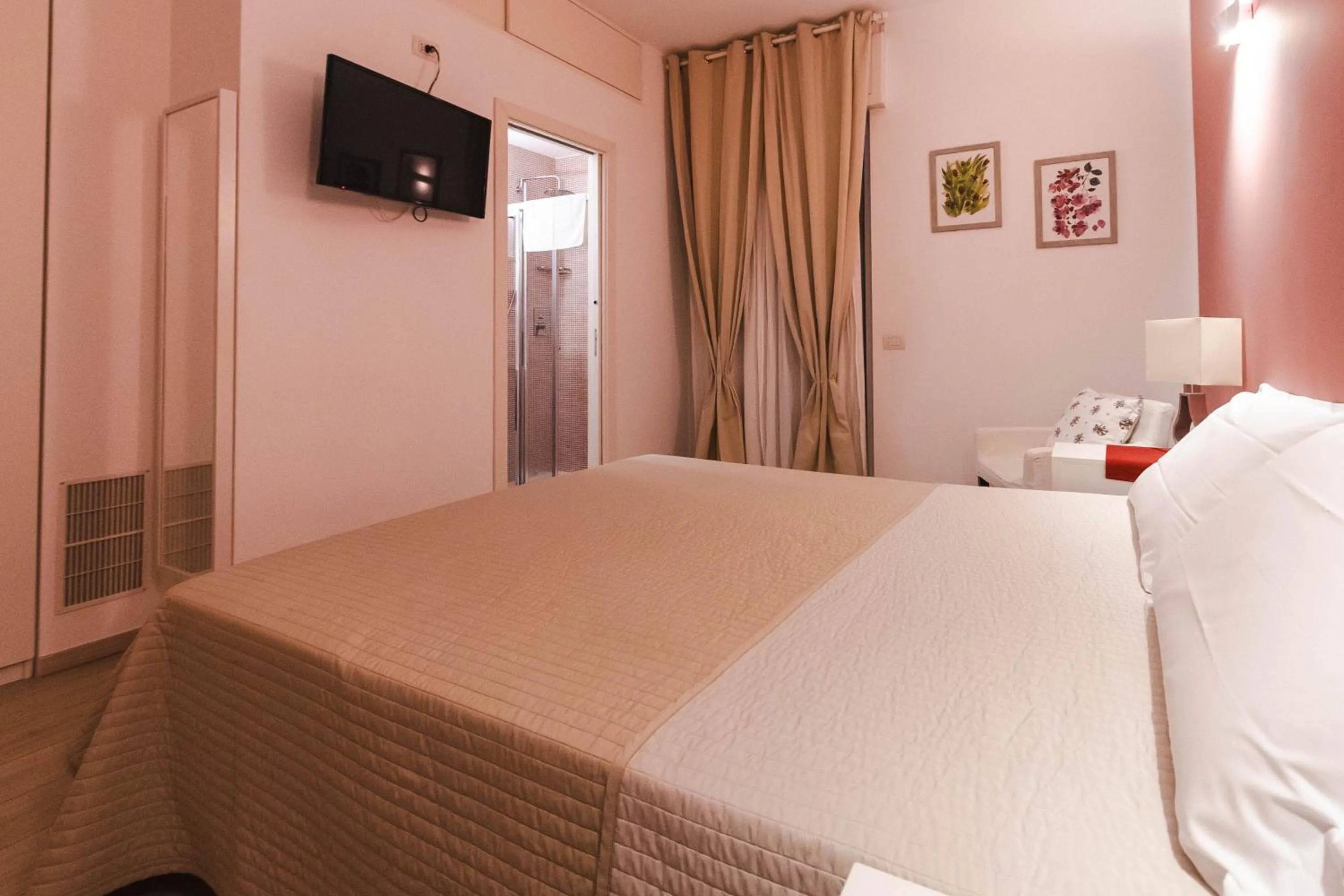 Shower, Bed in Dimora Francesca