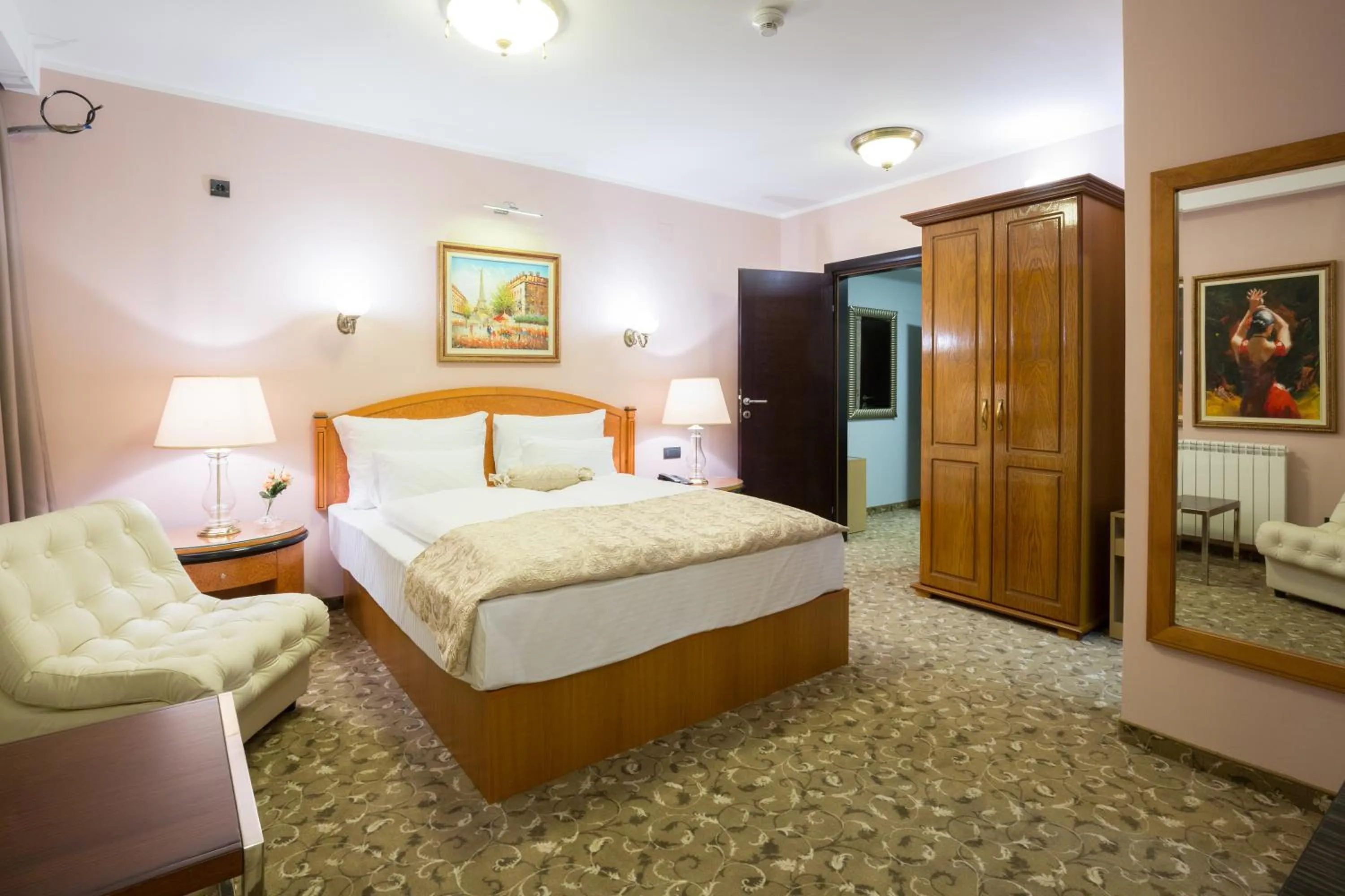 Living room, Bed in Hotel Sterling Garni