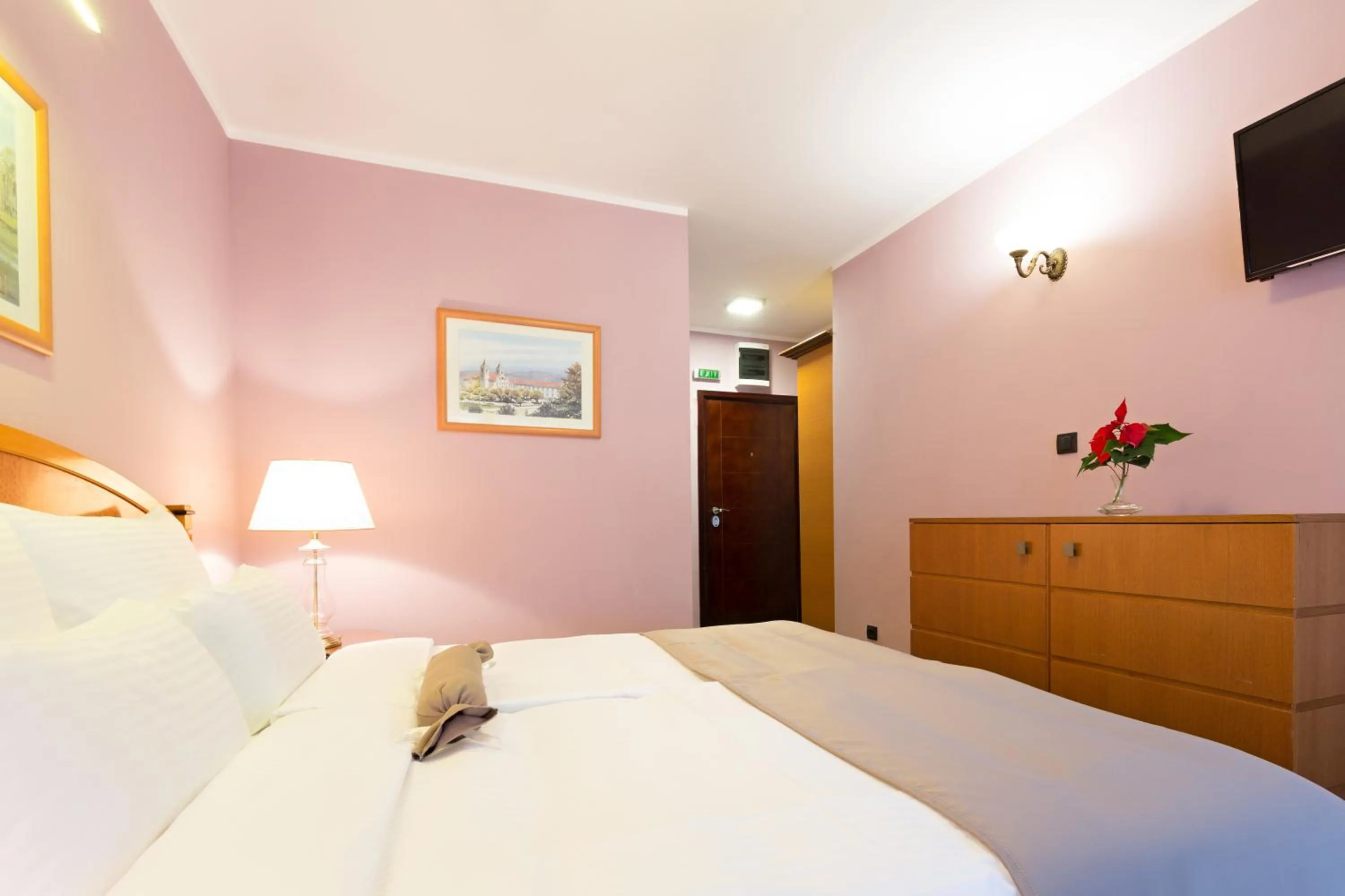 Bedroom, Bed in Hotel Sterling Garni