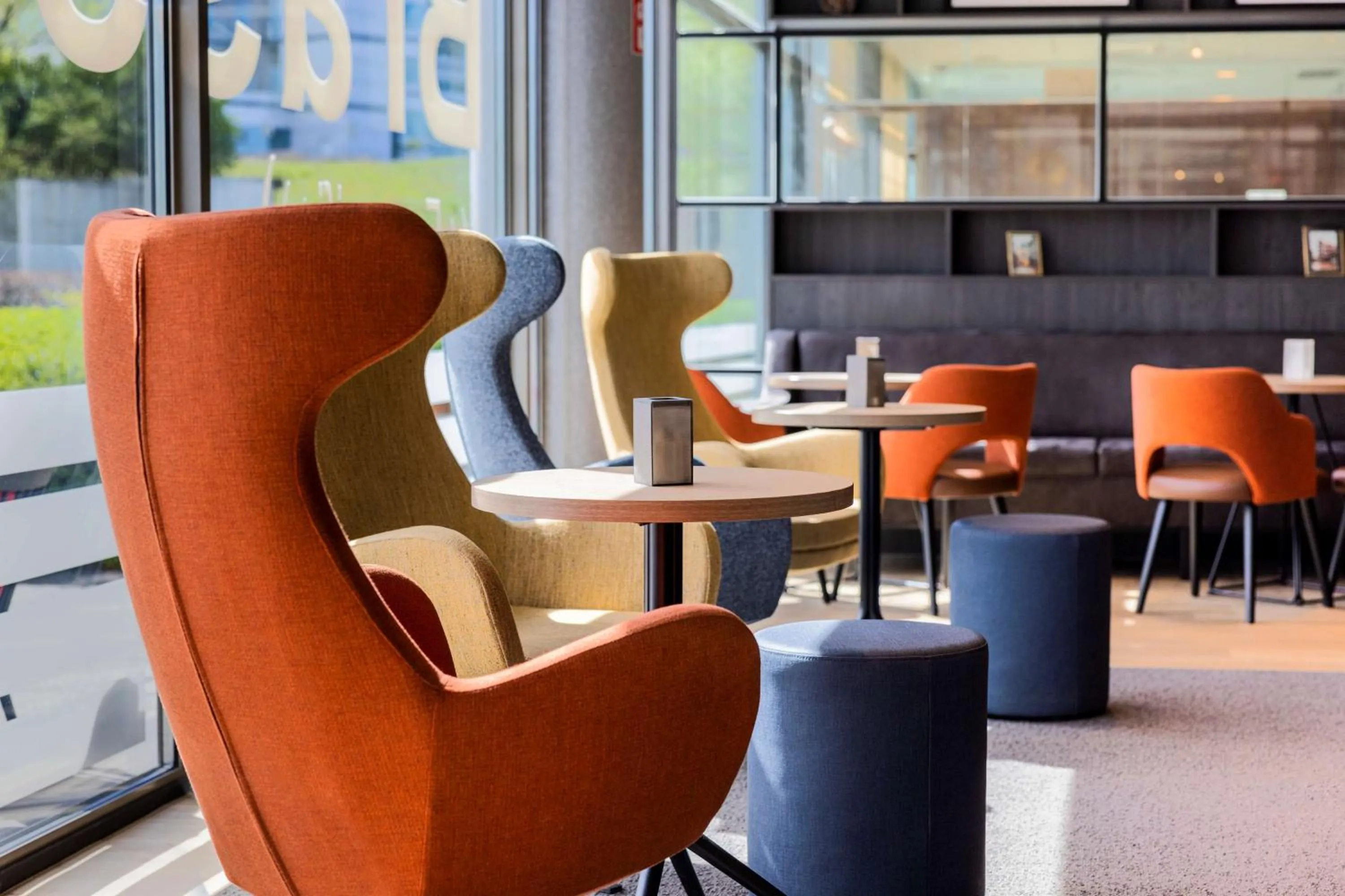 Lounge or bar in NH Brussels Airport