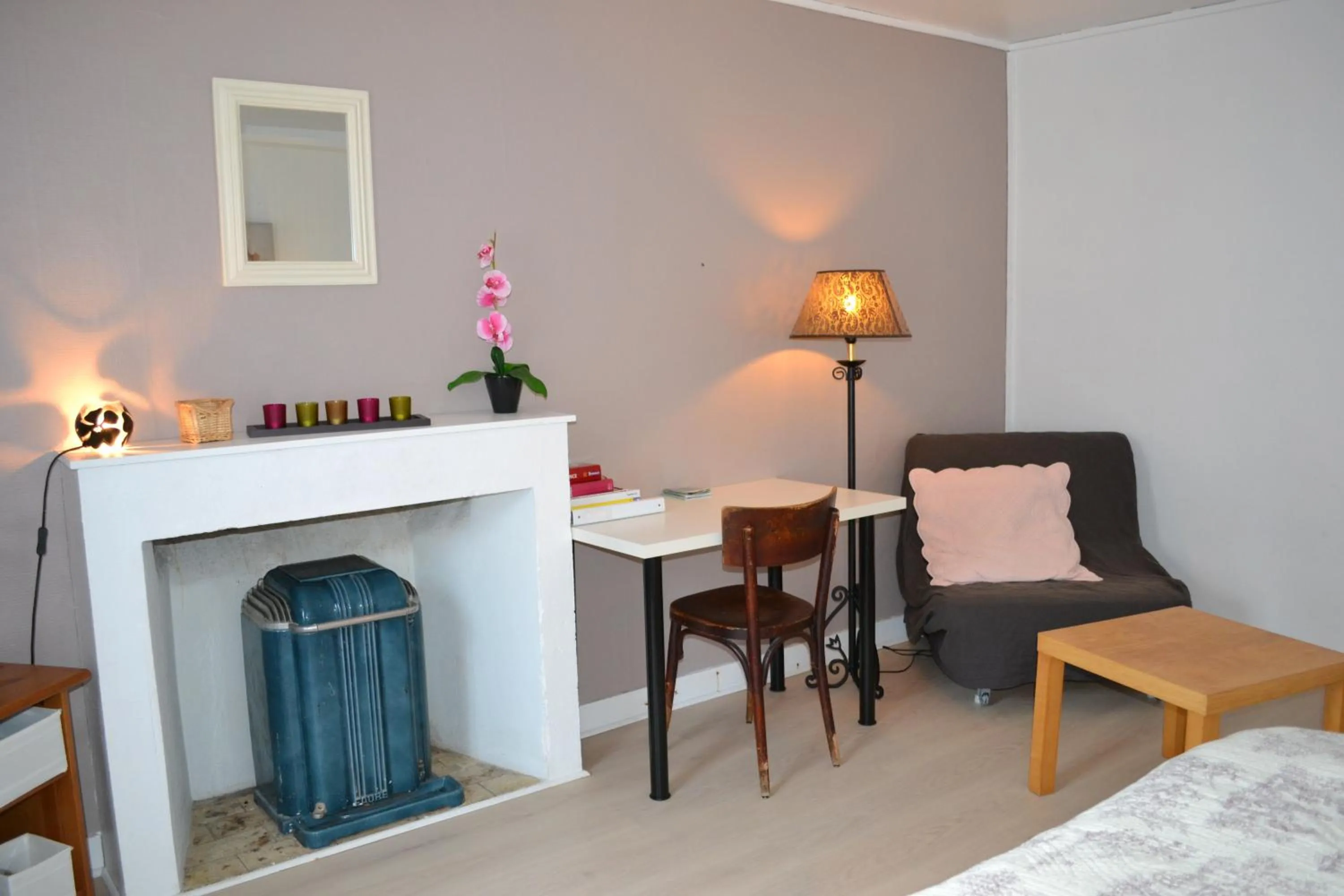 Seating area, Bed in Gîte du Port