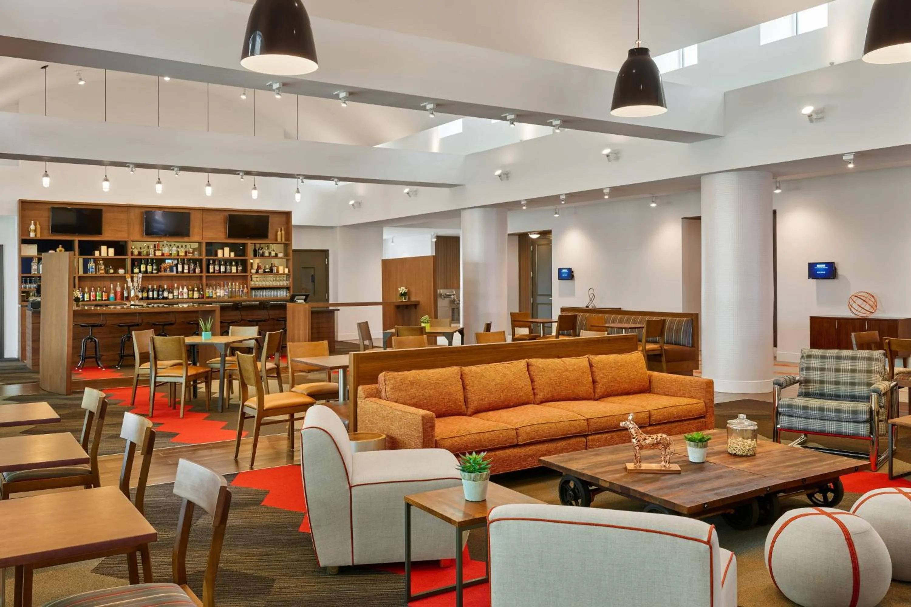Lounge or bar in Four Points by Sheraton Dallas Fort Worth Airport North