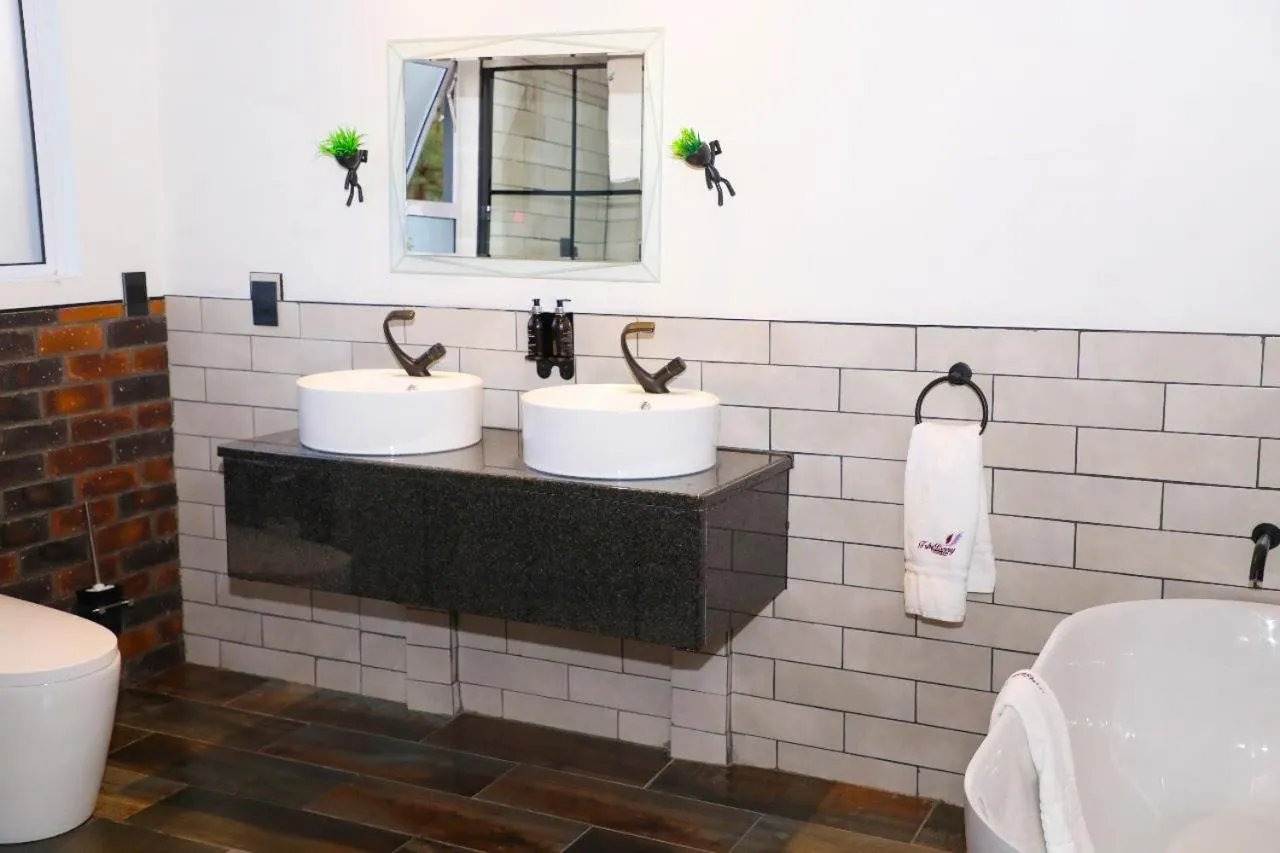 Toilet in TshiBerry Bed & Breakfast