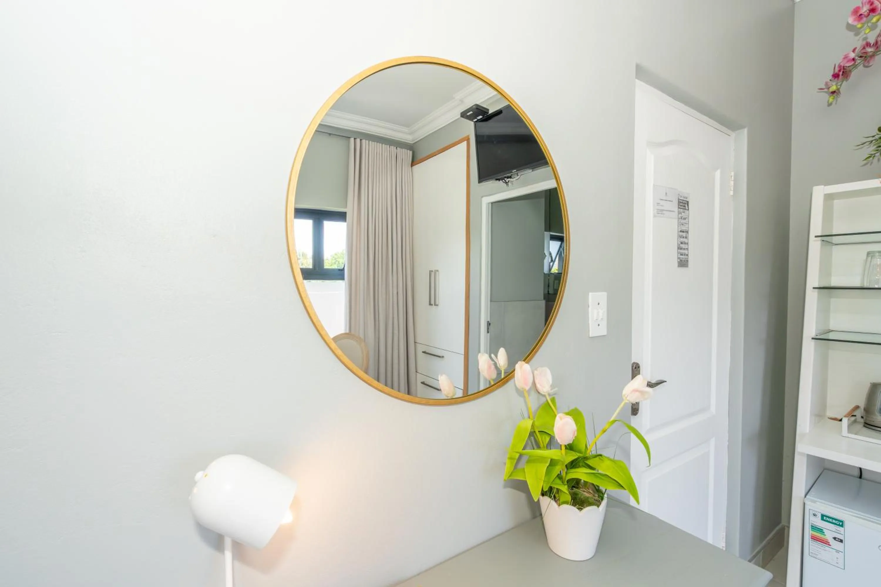 wardrobe in 2 On Lismore Guesthouse