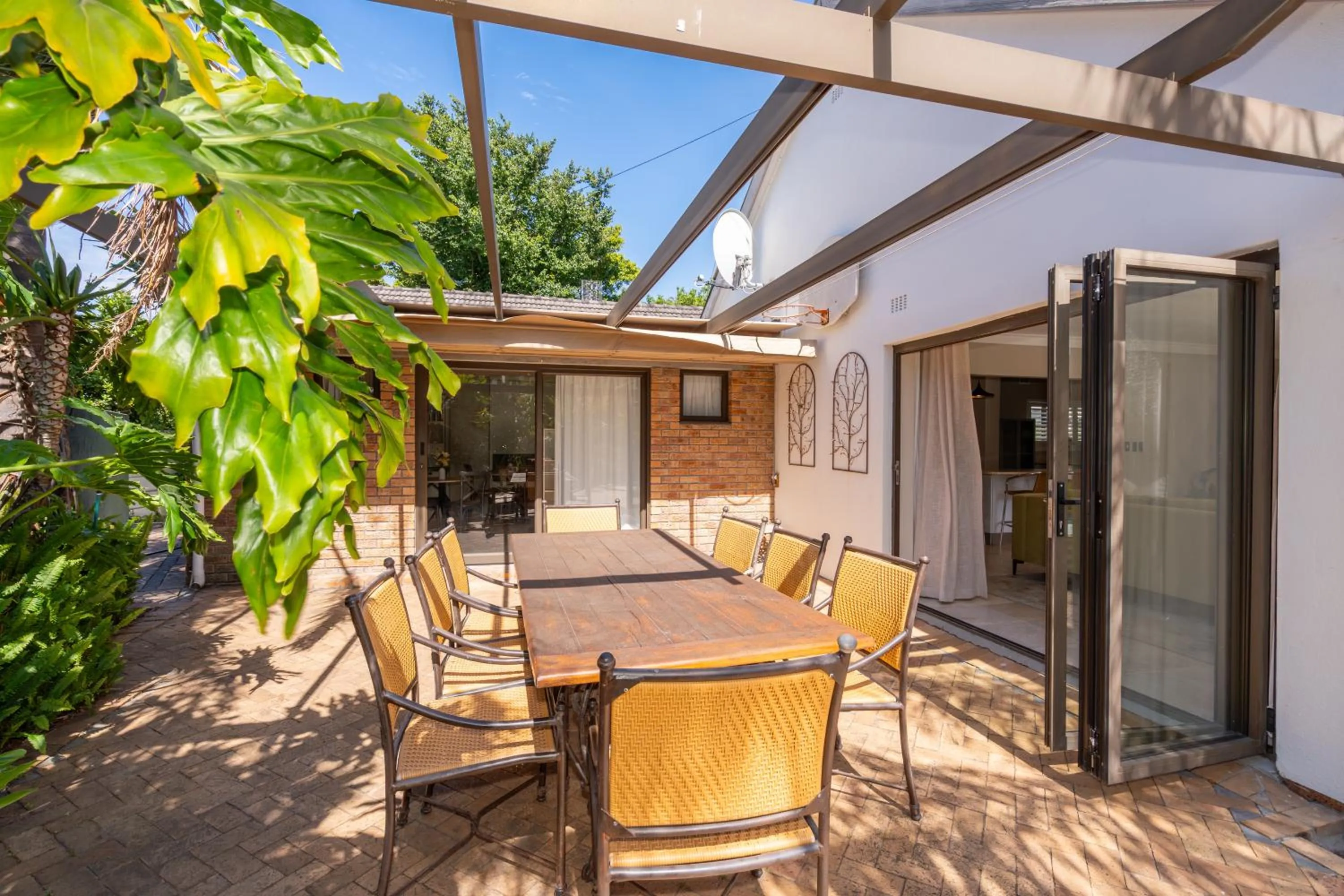 Patio in 2 On Lismore Guesthouse