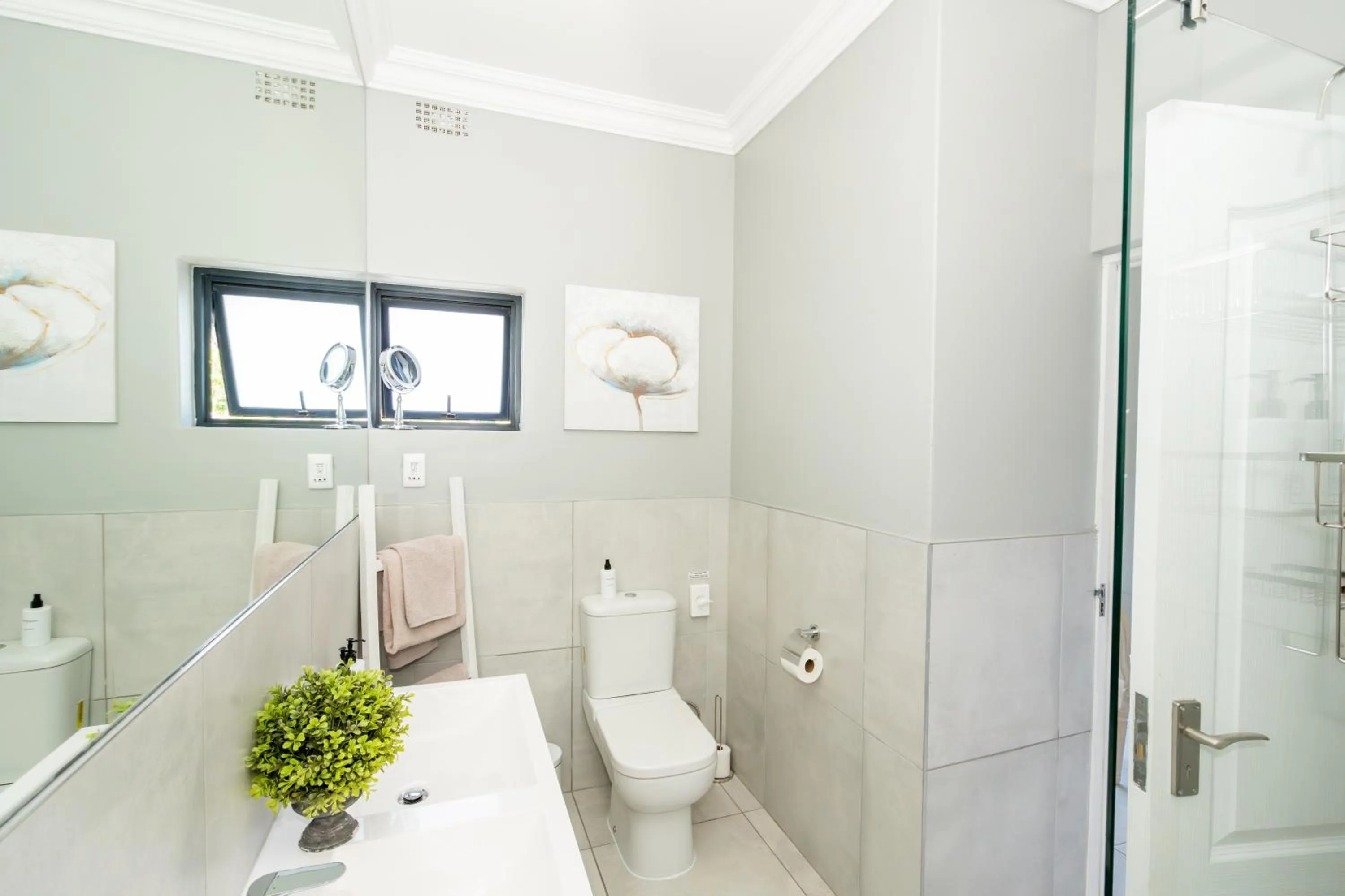 Shower in 2 On Lismore Guesthouse