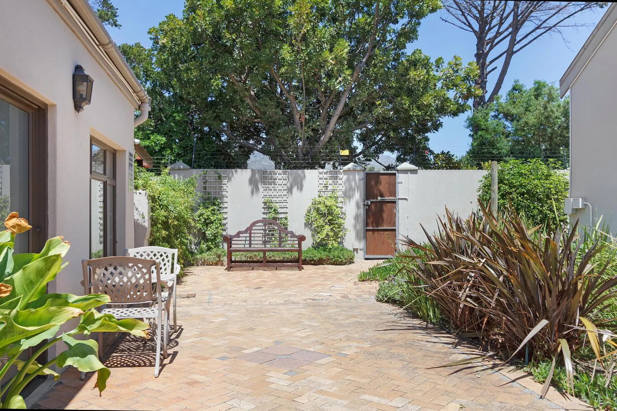 Garden in 2 On Lismore Guesthouse