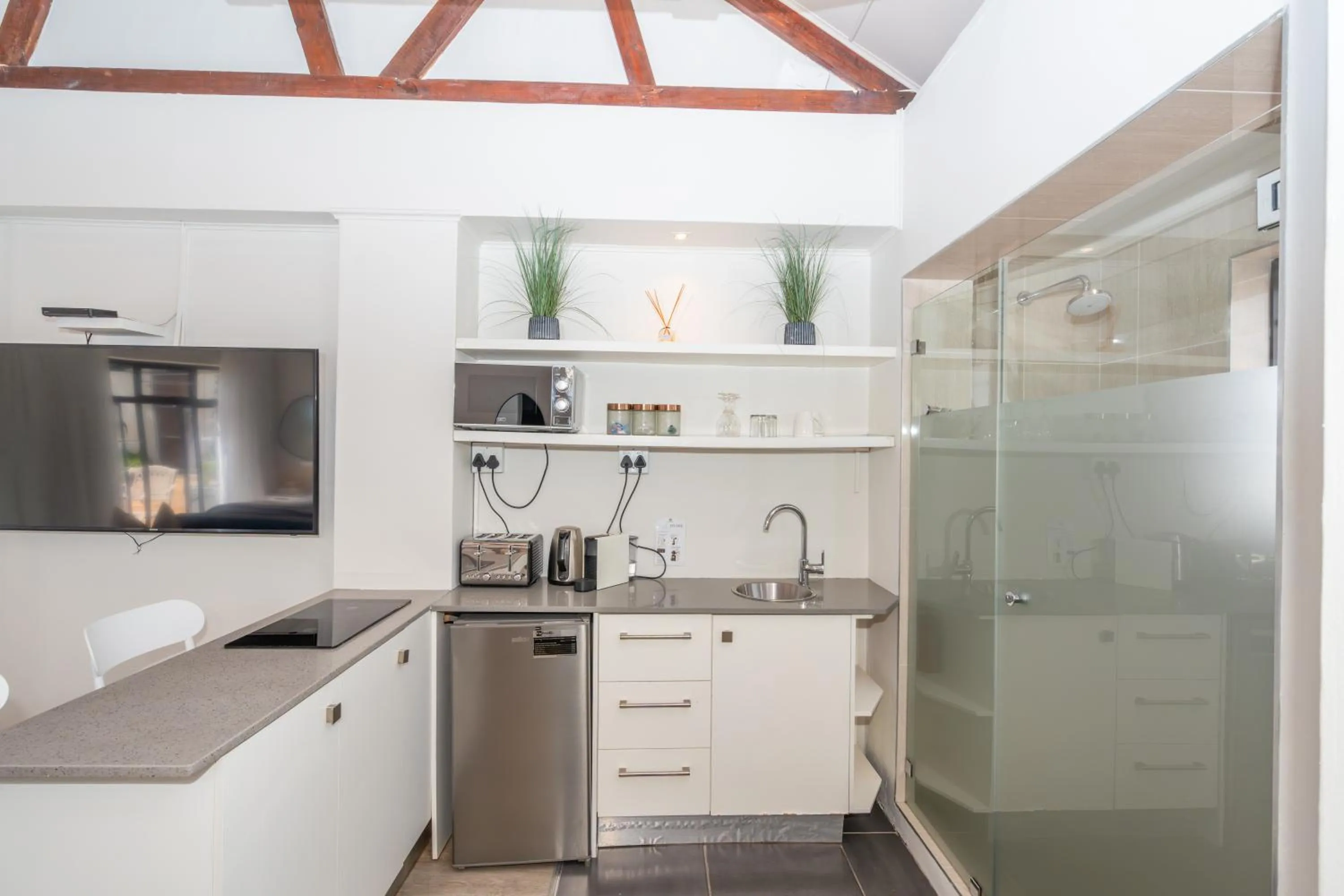 Kitchen or kitchenette in 2 On Lismore Guesthouse