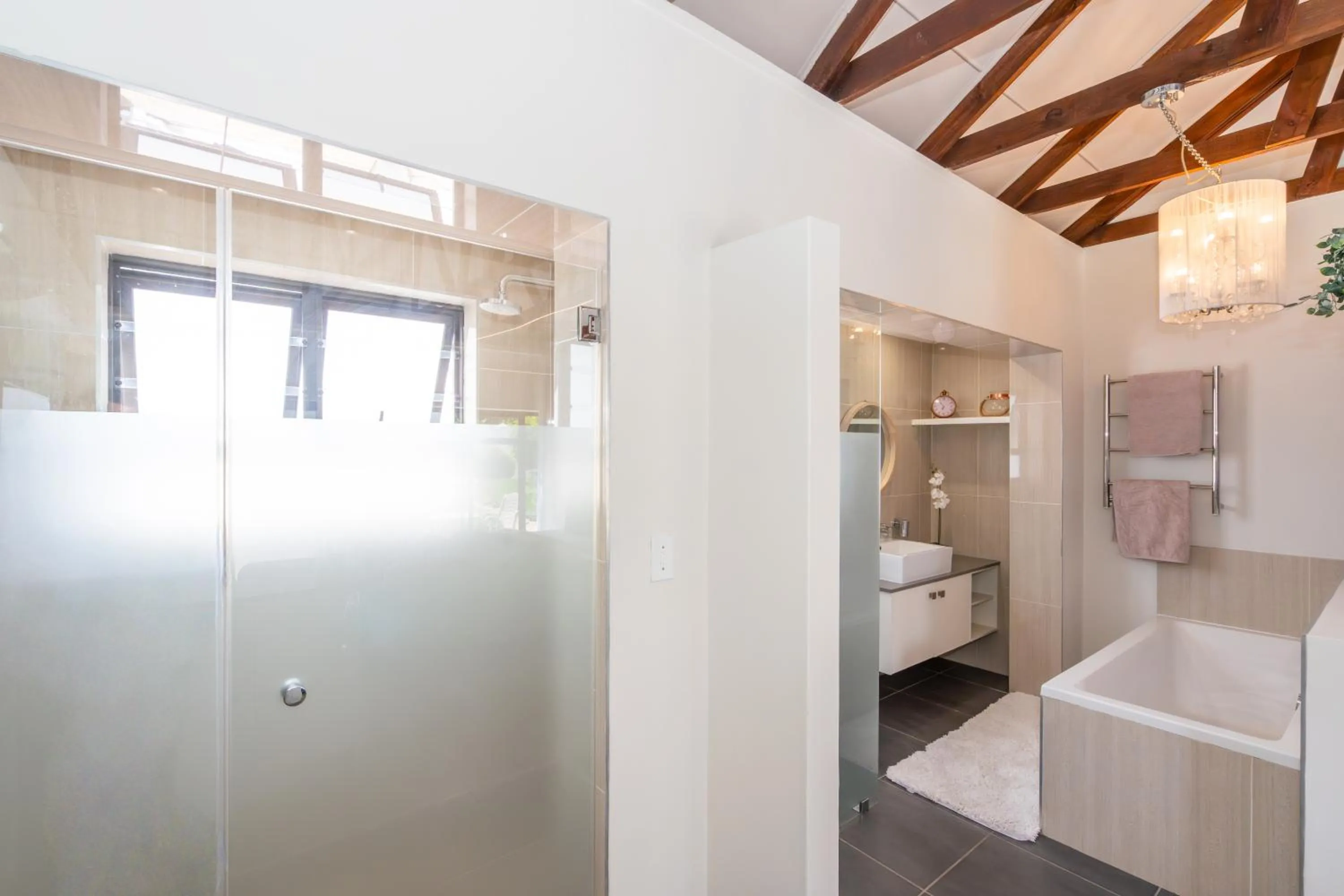 Shower in 2 On Lismore Guesthouse