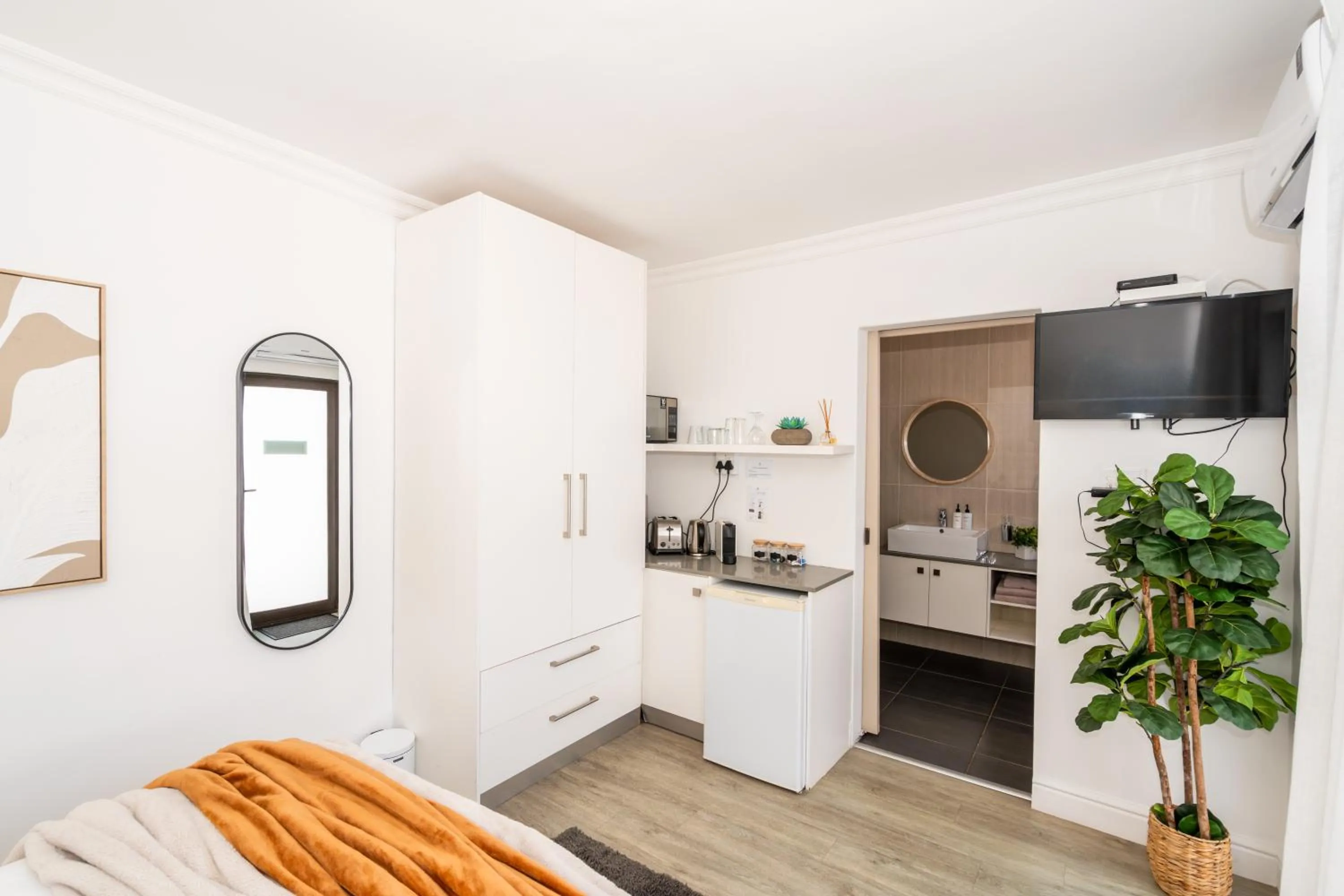 TV and multimedia in 2 On Lismore Guesthouse